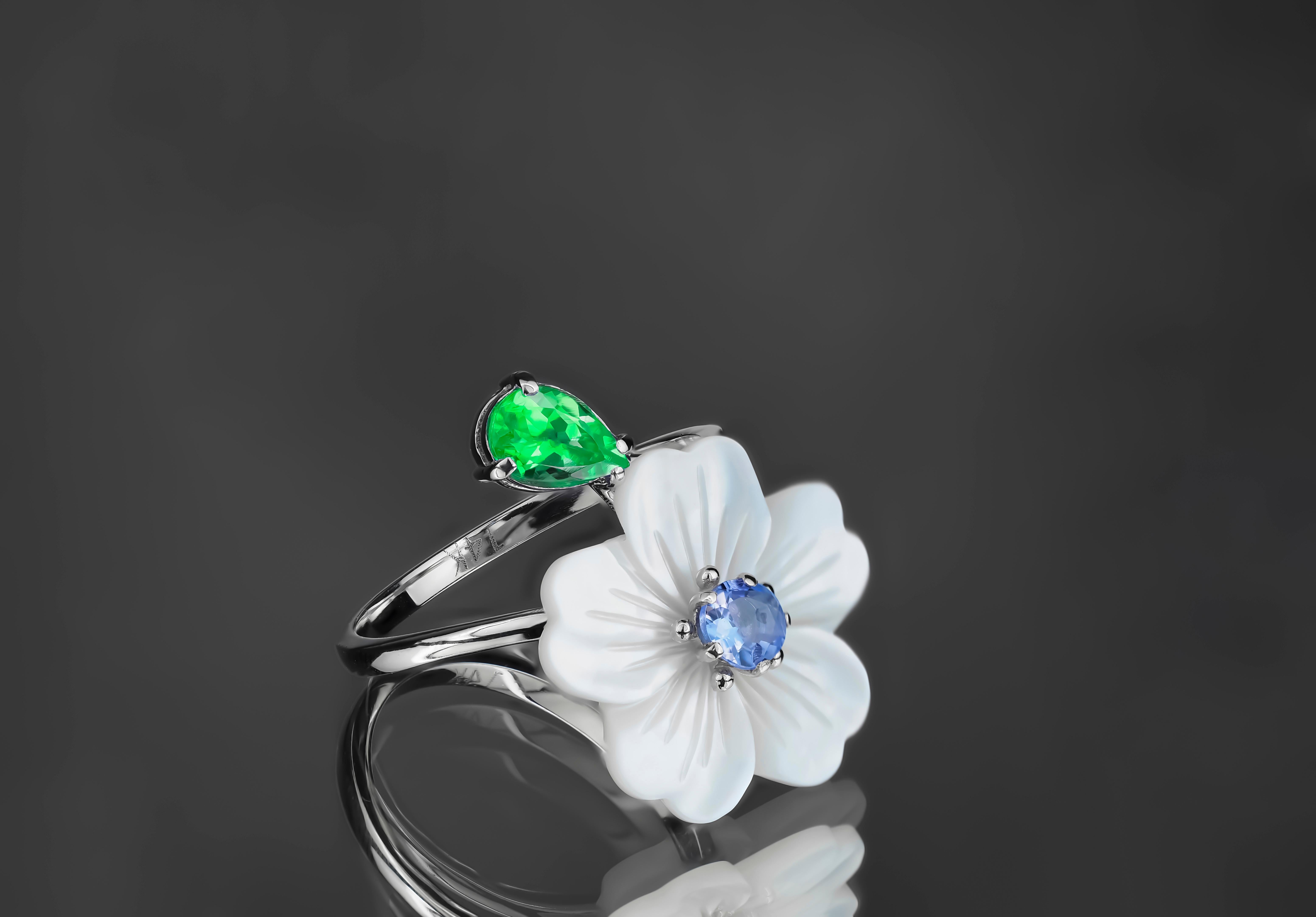 Carved Flower 14k ring with gemstones.
Lab emerald and sapphire ring in 14k gold. Carved mother of pearl flower ring. Flower gold ring. Emerald vintage ring. Nature inspired ring with mother of pearl flower. Shell flower ring.

Metal: 14k solid