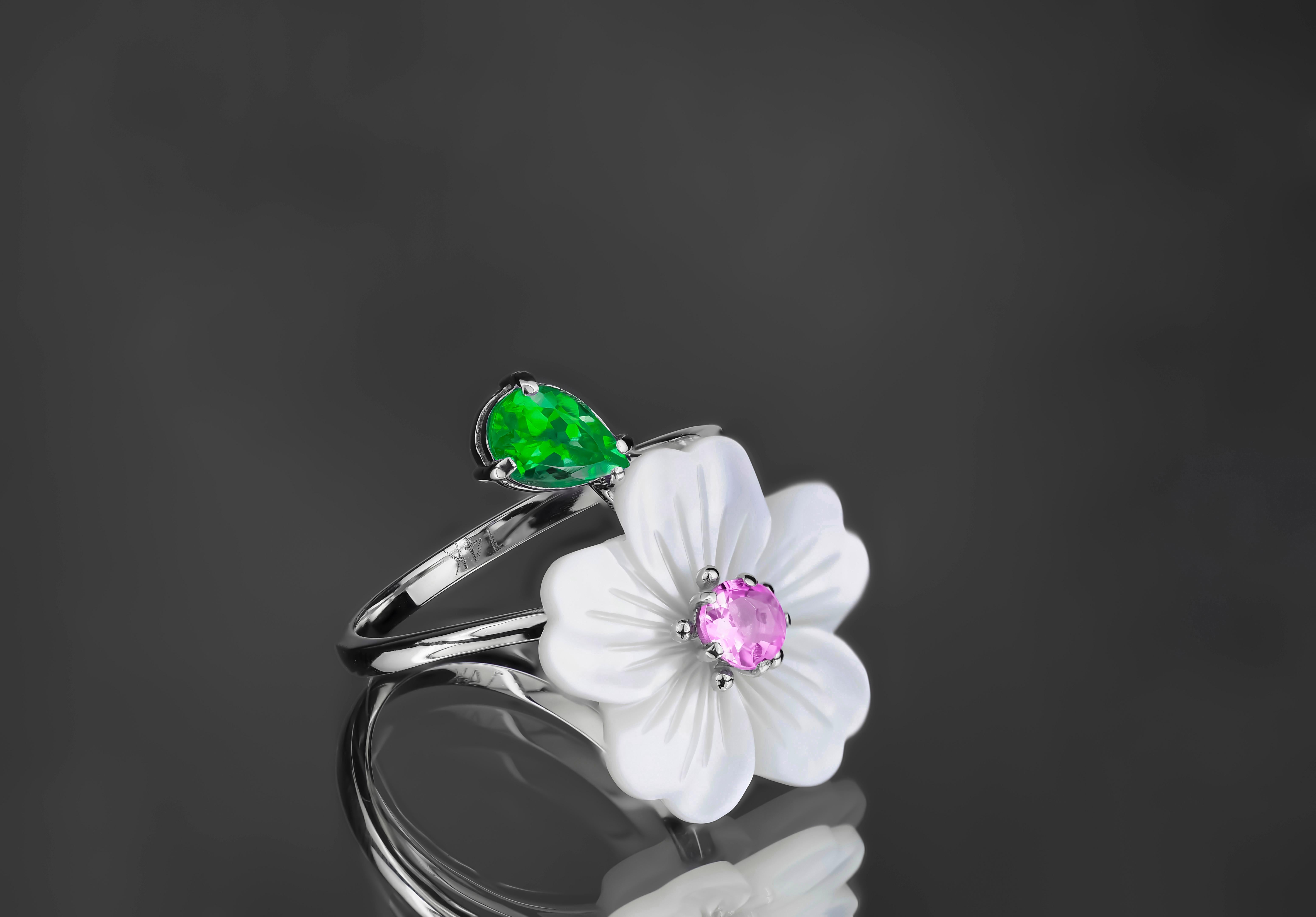 Carved Flower 14k ring with gemstones.
Lab emerald and sapphire ring in 14k gold. Carved mother of pearl flower ring. Flower gold ring. Emerald vintage ring. Nature inspired ring with mother of pearl flower. Shell flower ring.

Metal: 14k solid