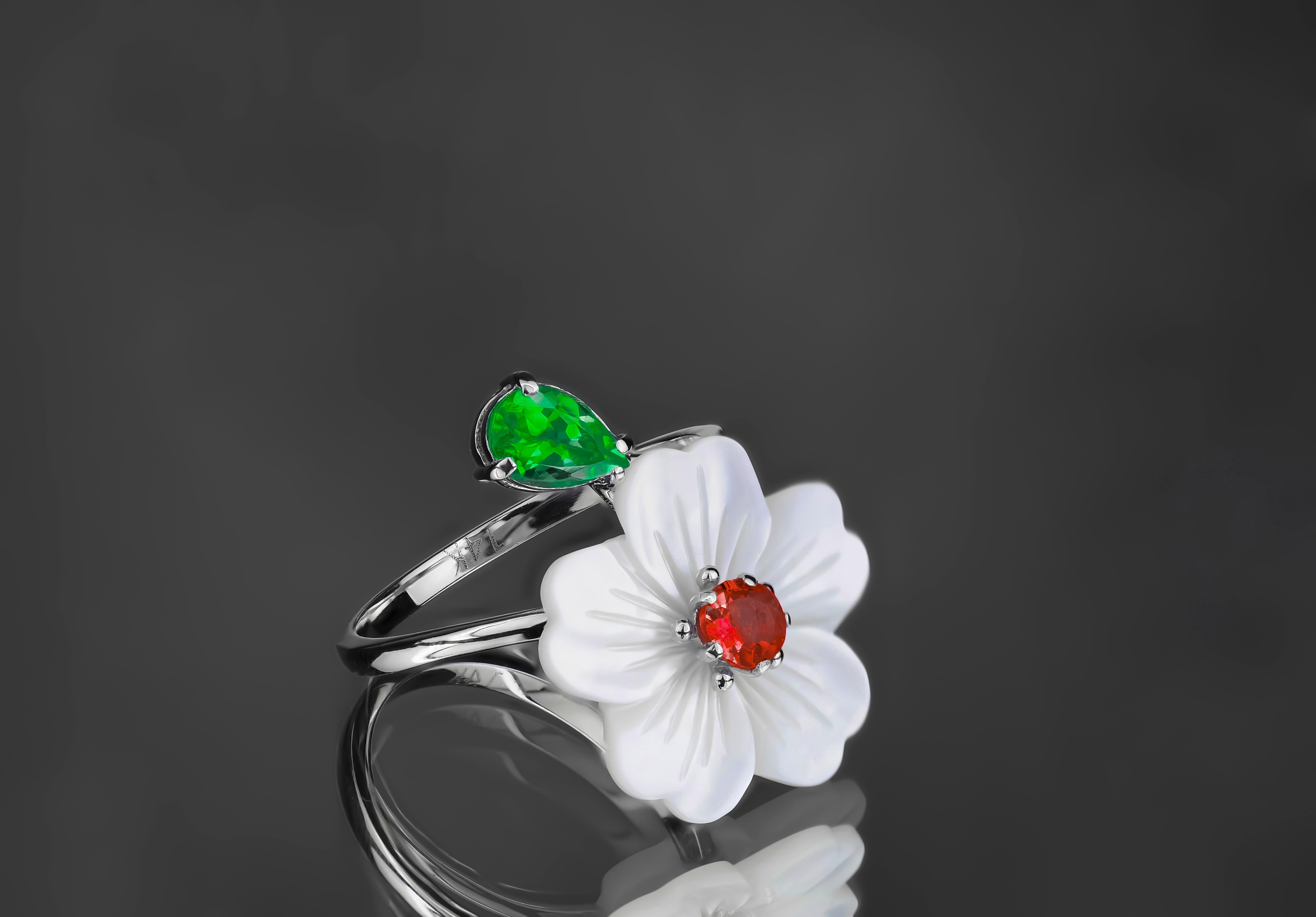 Geschnitzte Blume 14k Ring mit Edelsteinen.
Ring mit Laborsmaragd und Rubin aus 14 Karat Gold. Geschnitzter Blumenring aus Perlmutt. Goldring mit Blume. Smaragdfarbener Vintage-Ring. Von der Nature inspirierter Ring mit Perlmuttblüte.