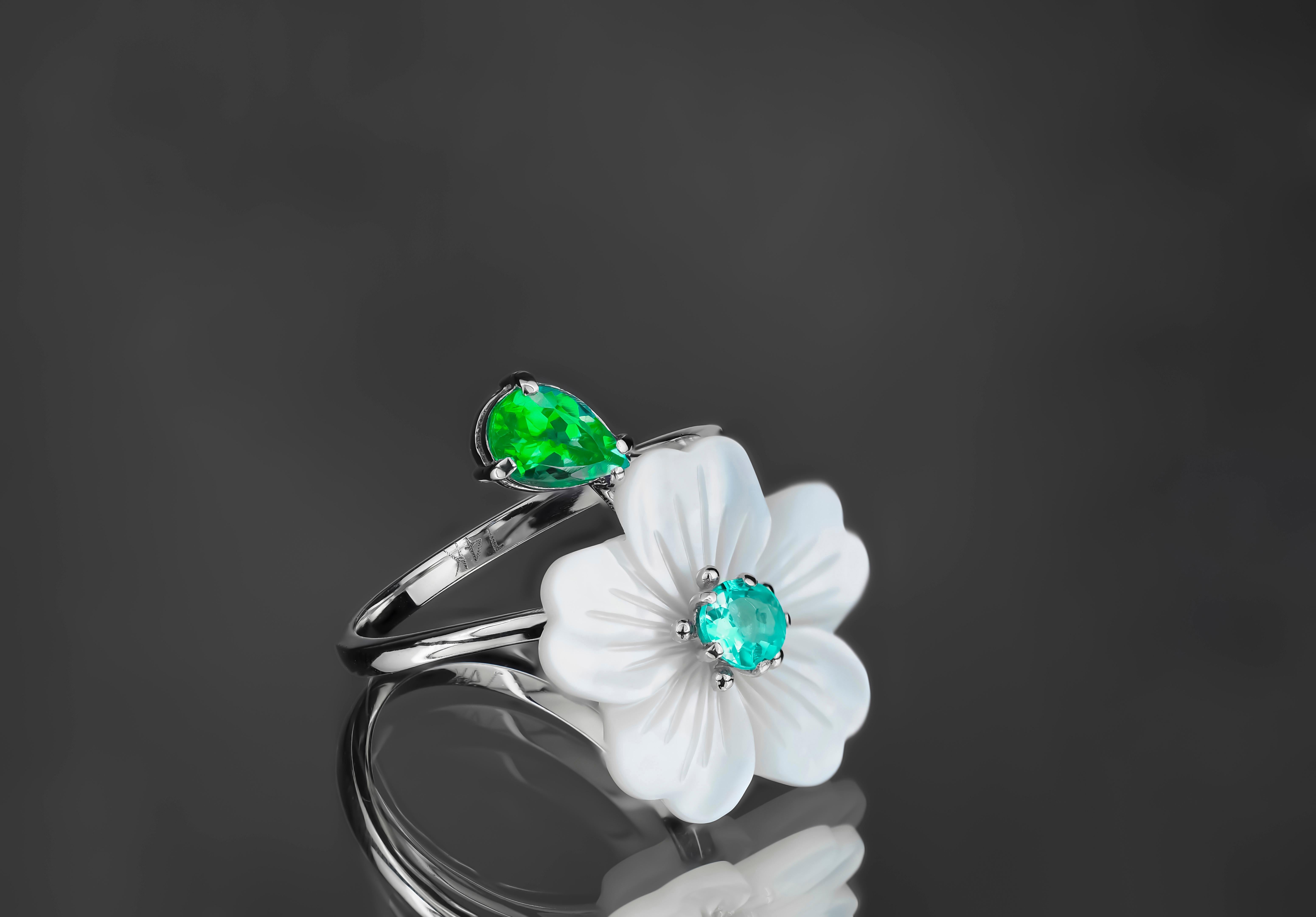 Carved Flower 14k ring with gemstones.
Lab emerald and paraiba color cz ring in 14k gold. Carved mother of pearl flower ring. Flower gold ring. Emerald vintage ring. Nature inspired ring with mother of pearl flower. Shell flower ring.

Metal: 14k