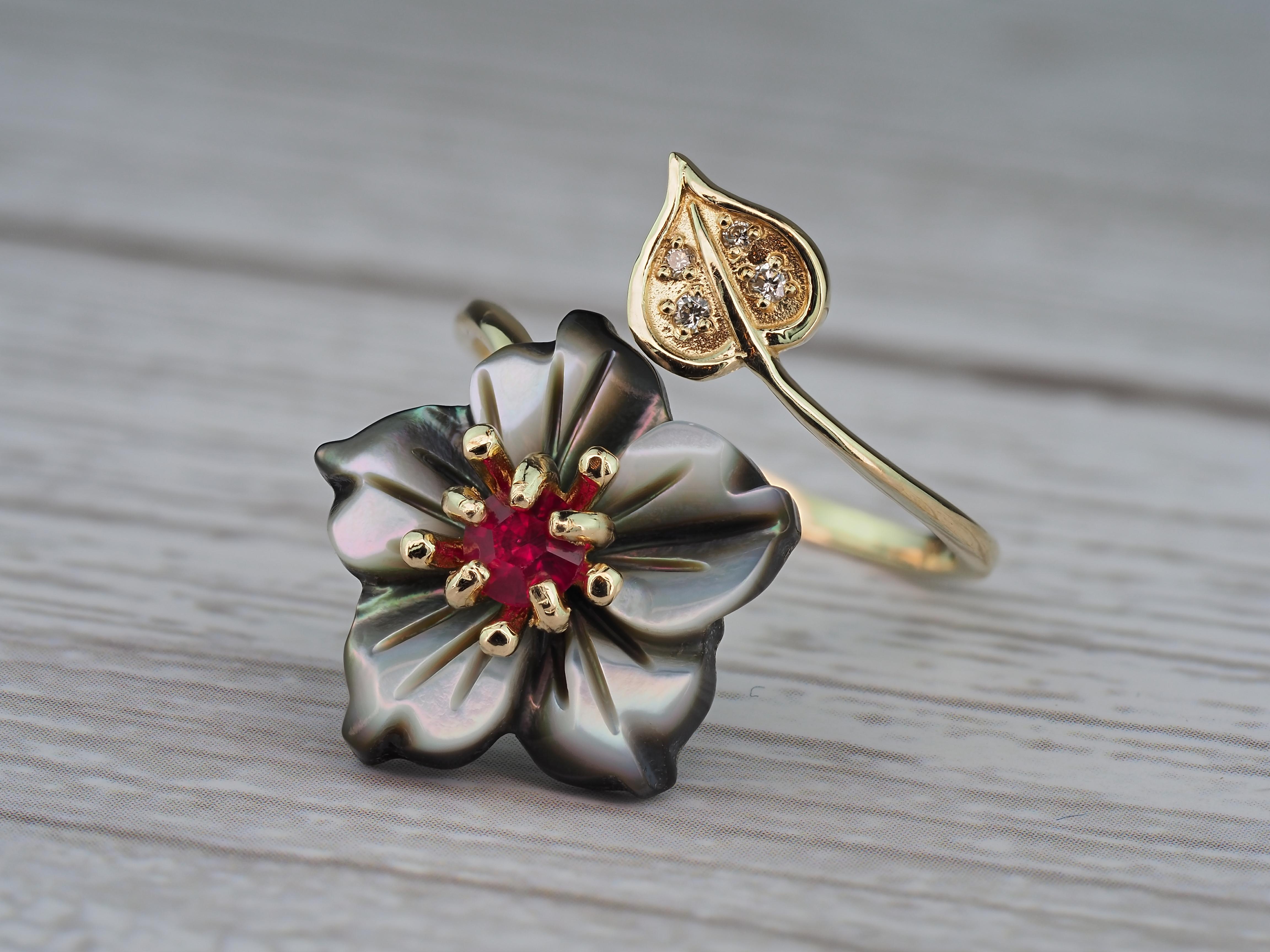 Carved Flower 14k ring with gemstones.
Lab ruby ring in 14k gold. Carved mother of pearl flower ring. Flower gold ring. Ruby vintage ring. Nature inspired ring with mother of pearl flower. Shell flower ring.

Metal: 14k solid gold
Weight: 2.2 g