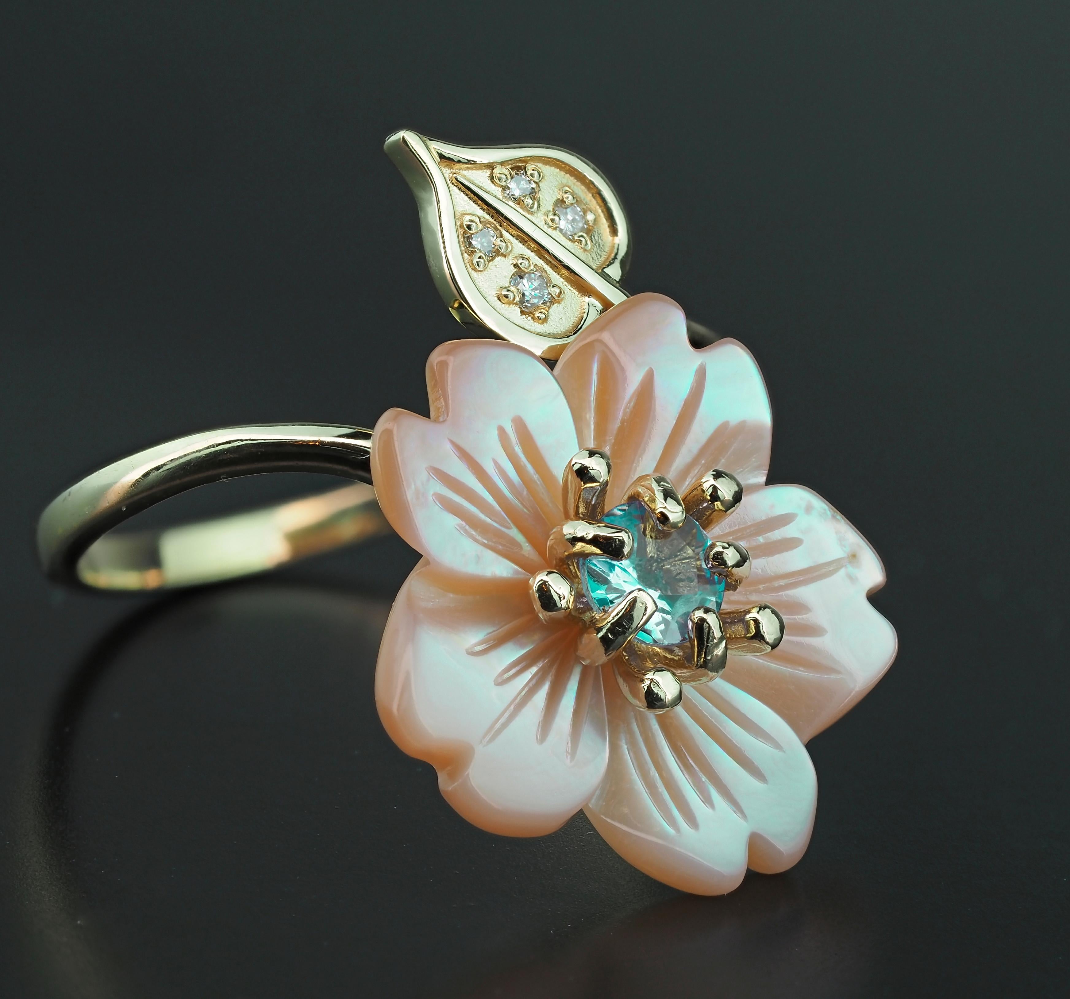 Carved Flower 14k ring with gemstones.
Lab tourmaline paraiba color ring in 14k gold. Carved mother of pearl flower ring. Flower gold ring. Tourmaline vintage ring. Nature inspired ring with mother of pearl flower. Shell flower ring.

Metal: 14k