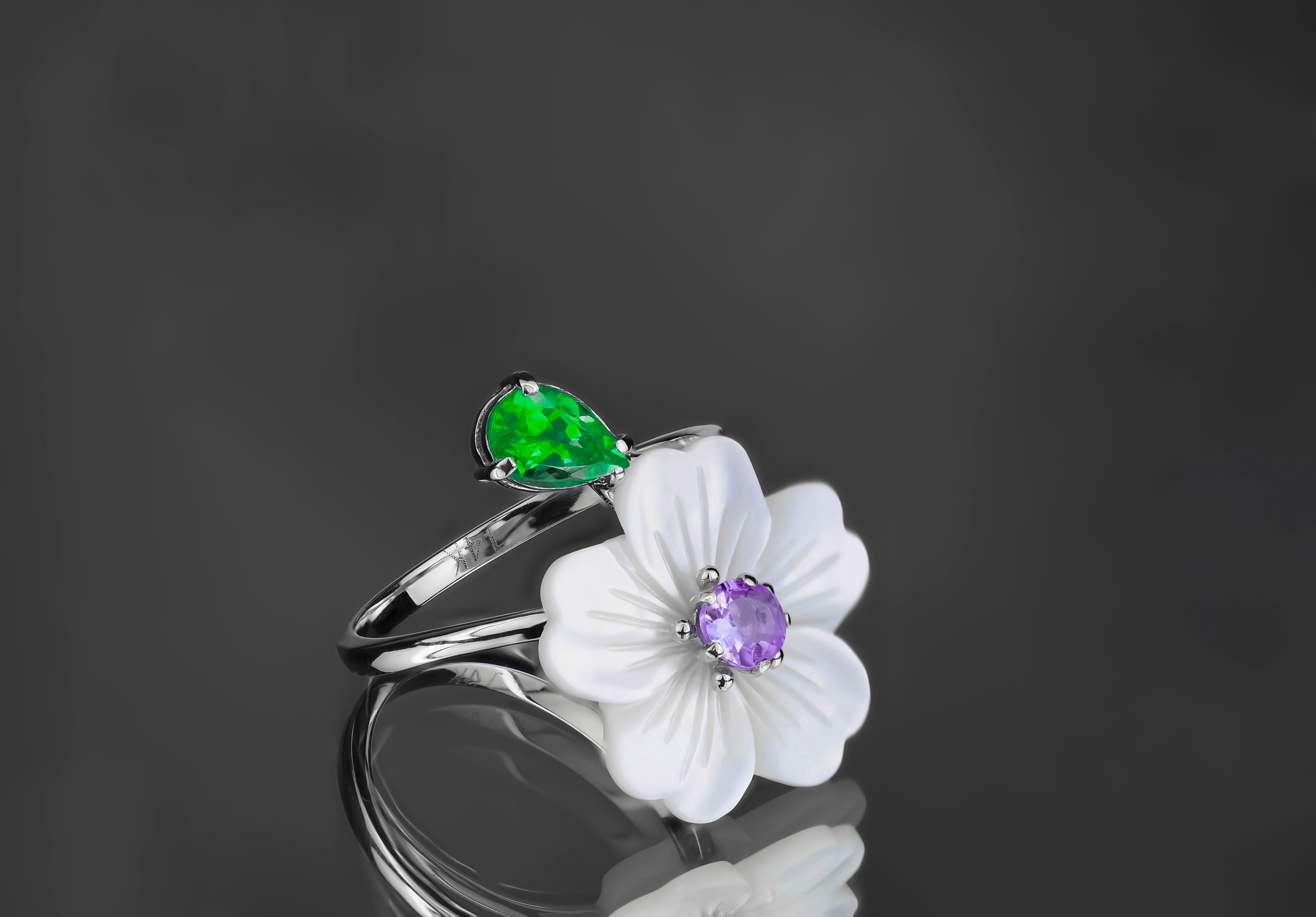 Carved Flower 14k ring with gemstones.
Lab emerald and amethyst ring in 14k gold. Carved mother of pearl flower ring. Flower gold ring. Emerald vintage ring. Nature inspired ring with mother of pearl flower. Shell flower ring.

Metal: 14k solid