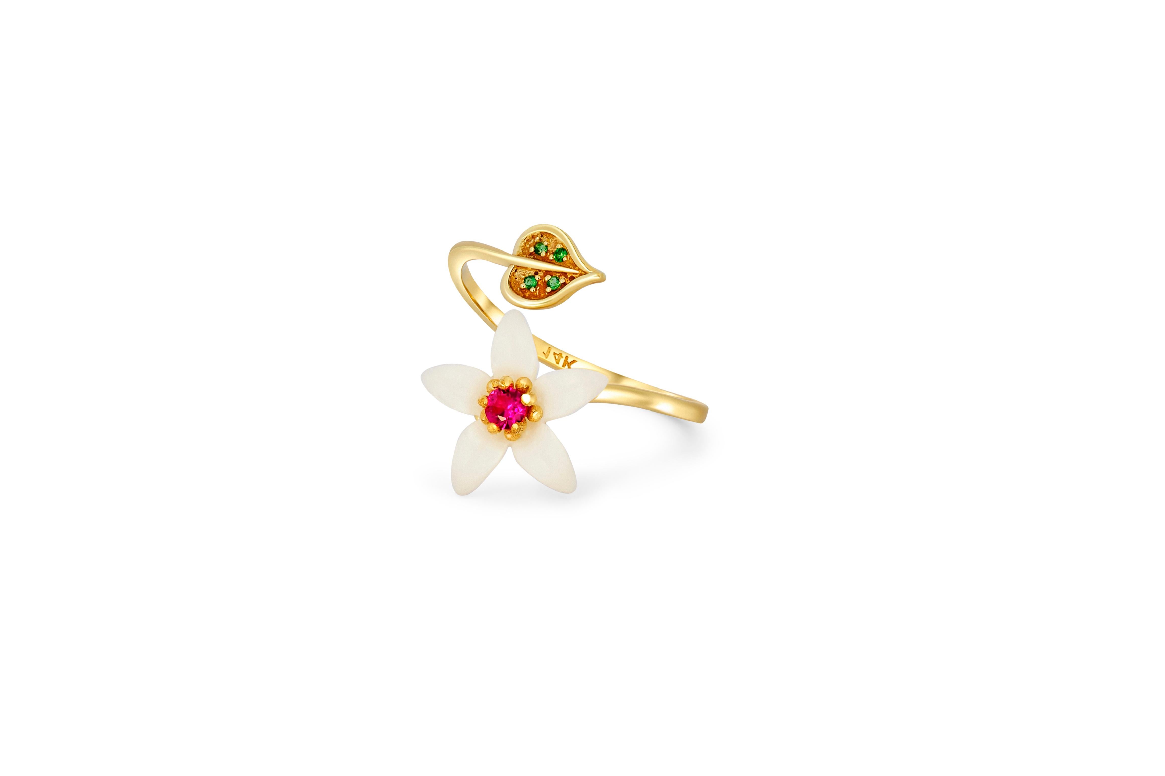 Carved Flower 14k ring with gemstones.
Open ended Lab ruby ring in 14k gold. Adjustable ring. Carved mother of pearl flower ring. Flower gold ring. Round ruby vintage ring. Nature inspired ring with mother of pearl flower. Shell flower ring.

Metal: