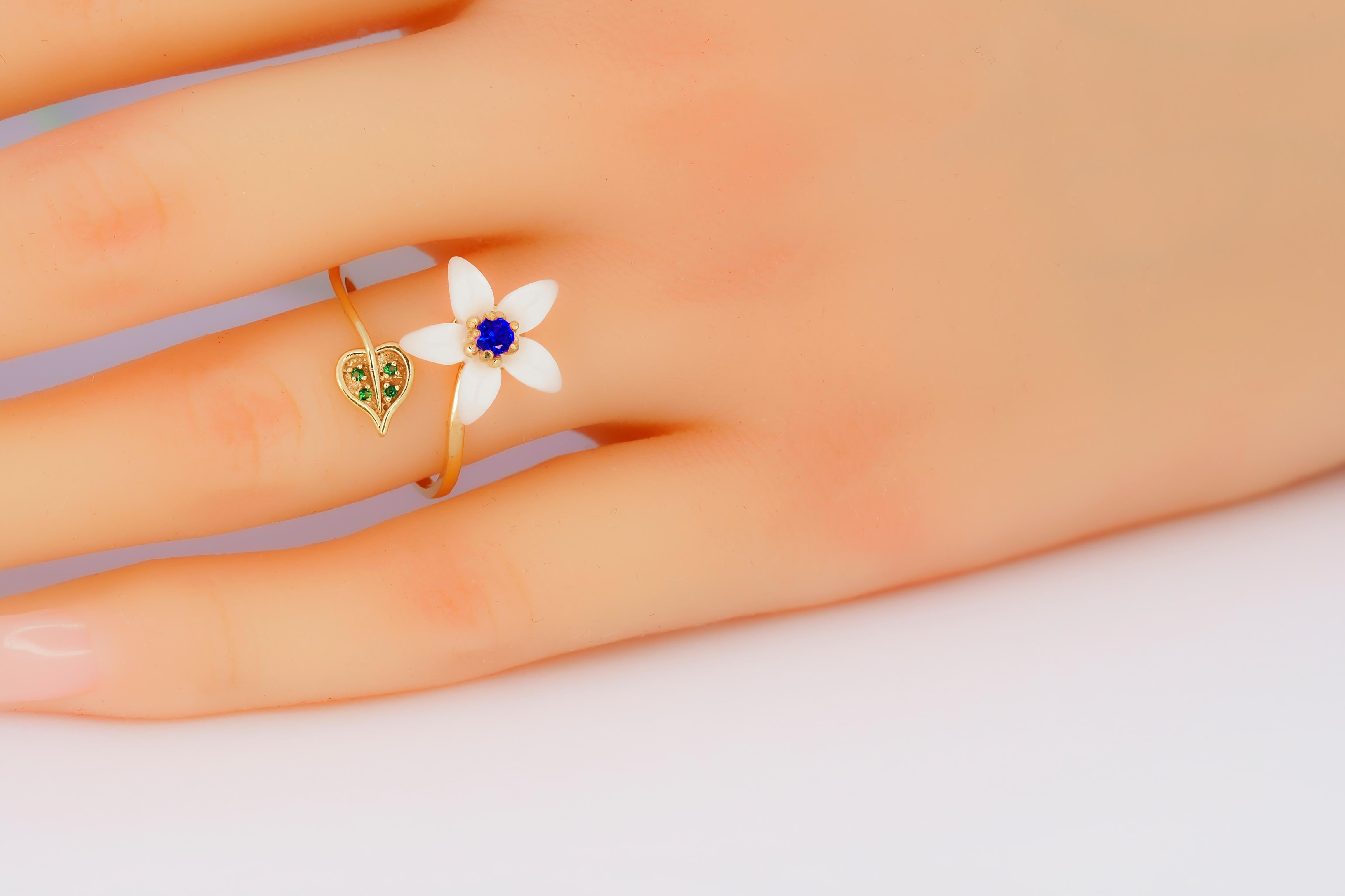 Carved Flower 14k ring with gemstones.
Open ended Lab sapphire ring in 14k gold. Adjustable ring. Carved mother of pearl flower ring. Flower gold ring. Round blue sapphire vintage ring. Nature inspired ring with mother of pearl flower. Shell flower