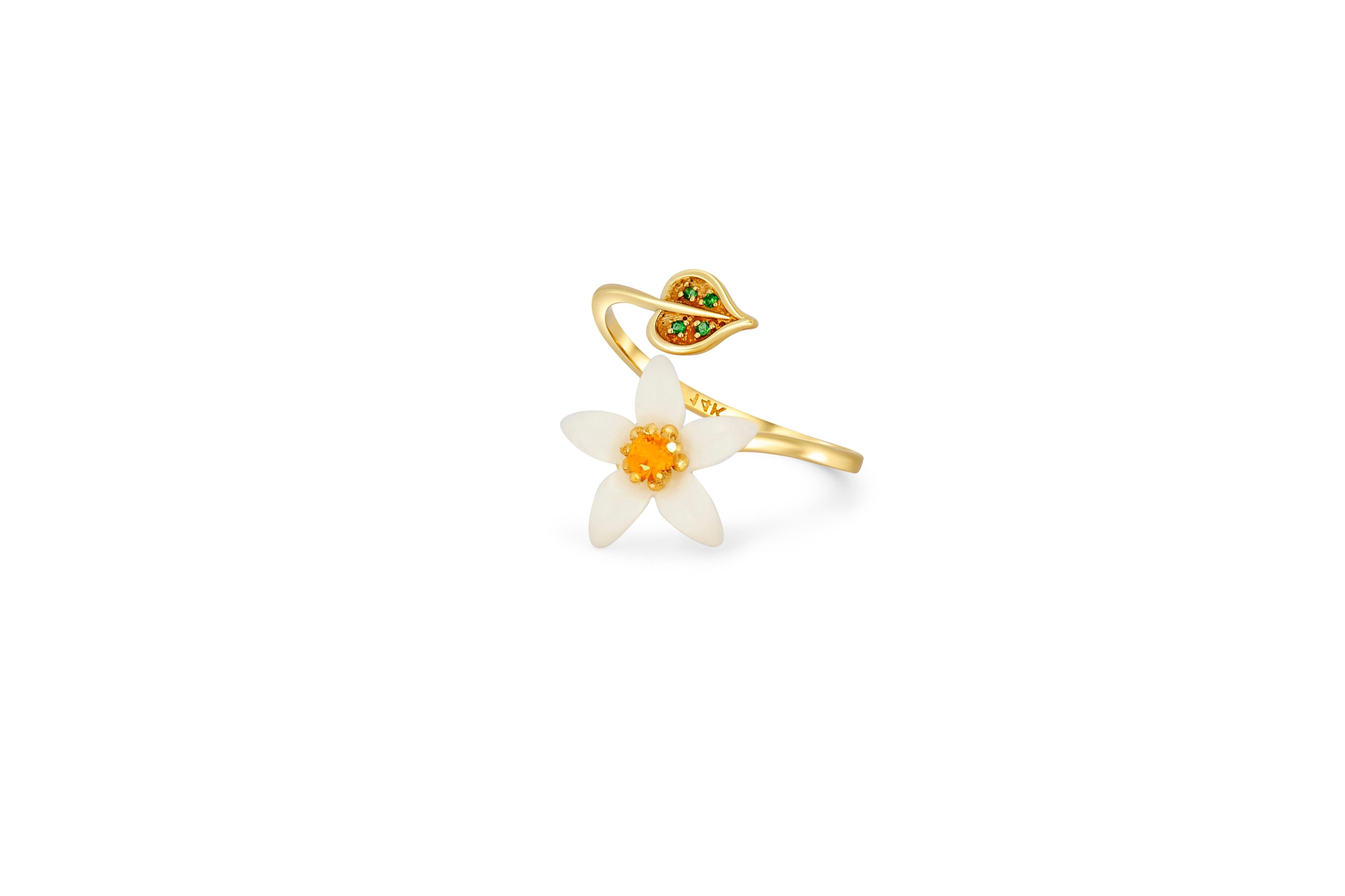 Carved Flower 14k ring with gemstones.
Open ended Lab sapphire ring in 14k gold. Adjustable ring. Carved mother of pearl flower ring. Flower gold ring. Round orange sapphire vintage ring. Nature inspired ring with mother of pearl flower. Shell
