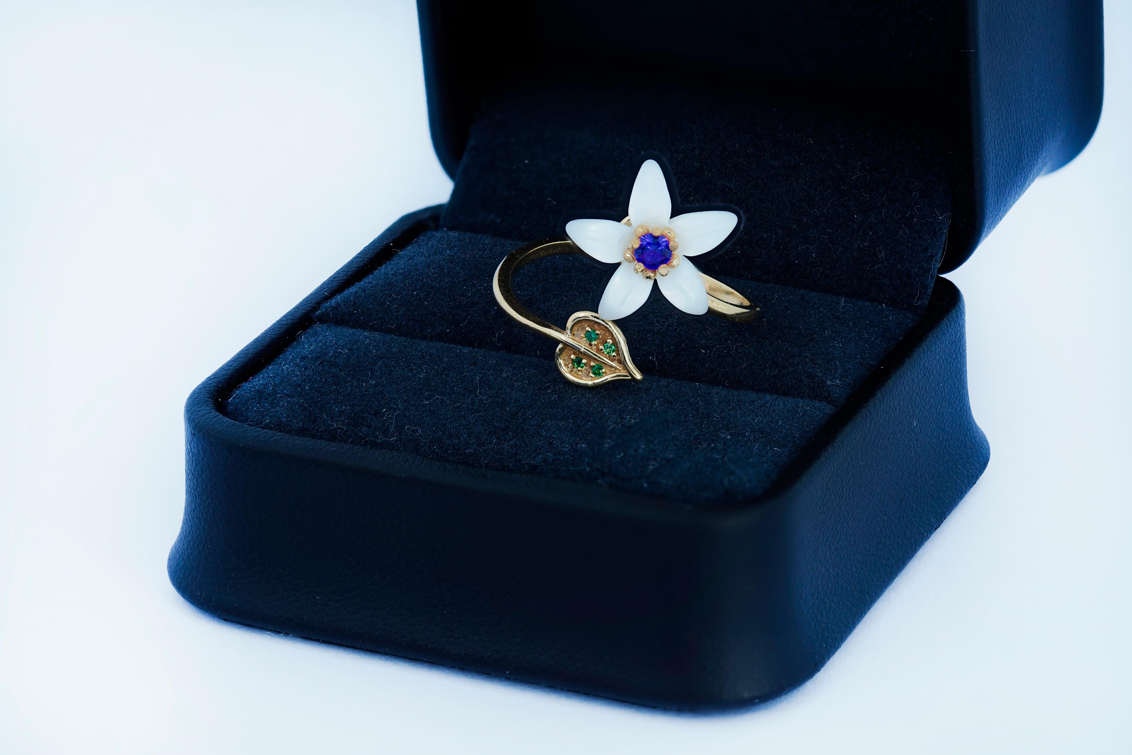 En vente :  Bague fleur sculptée 14k avec pierres précieuses. 2