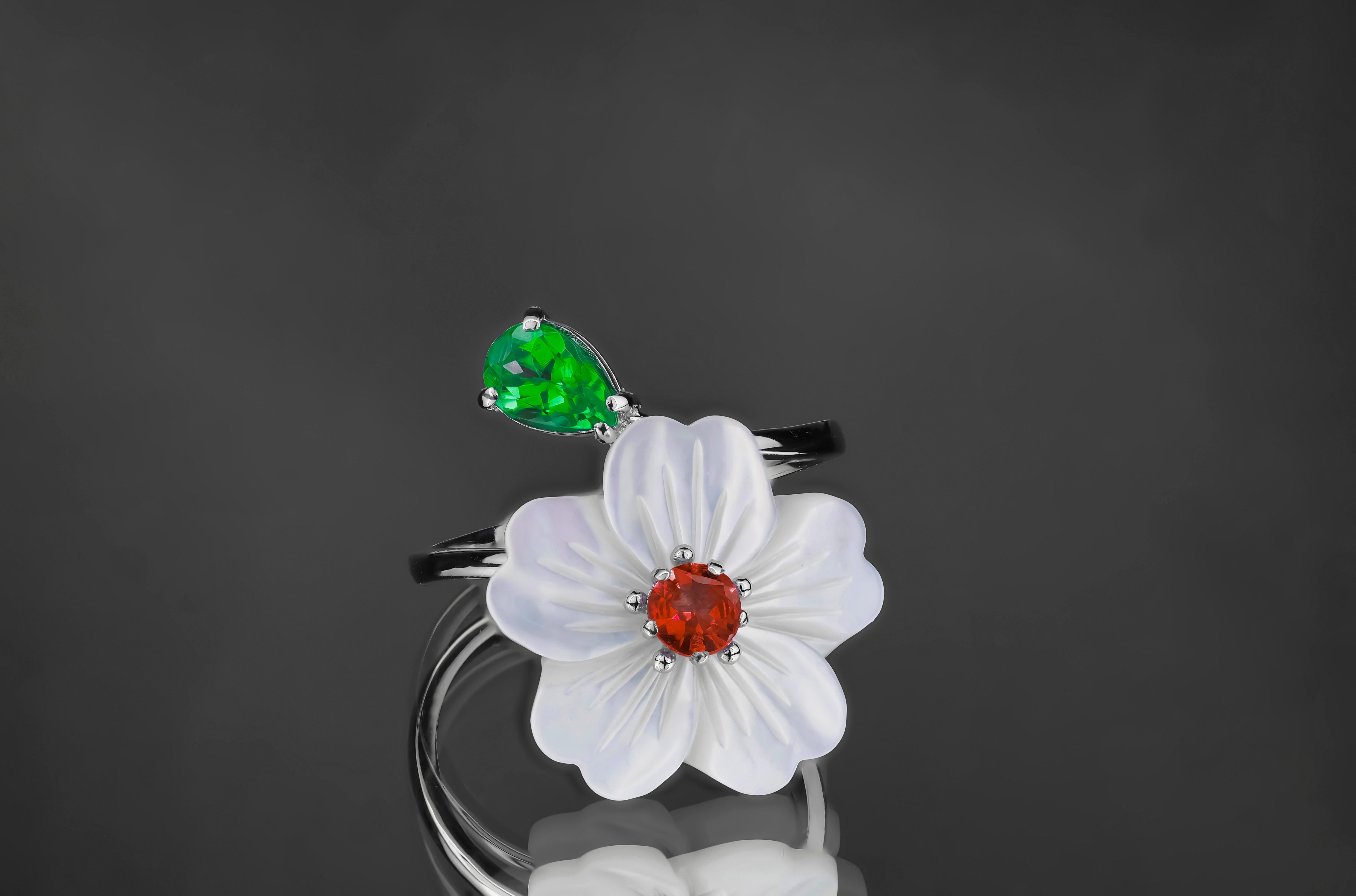Geschnitzte Blume 14k Ring mit Edelsteinen (Moderne) im Angebot