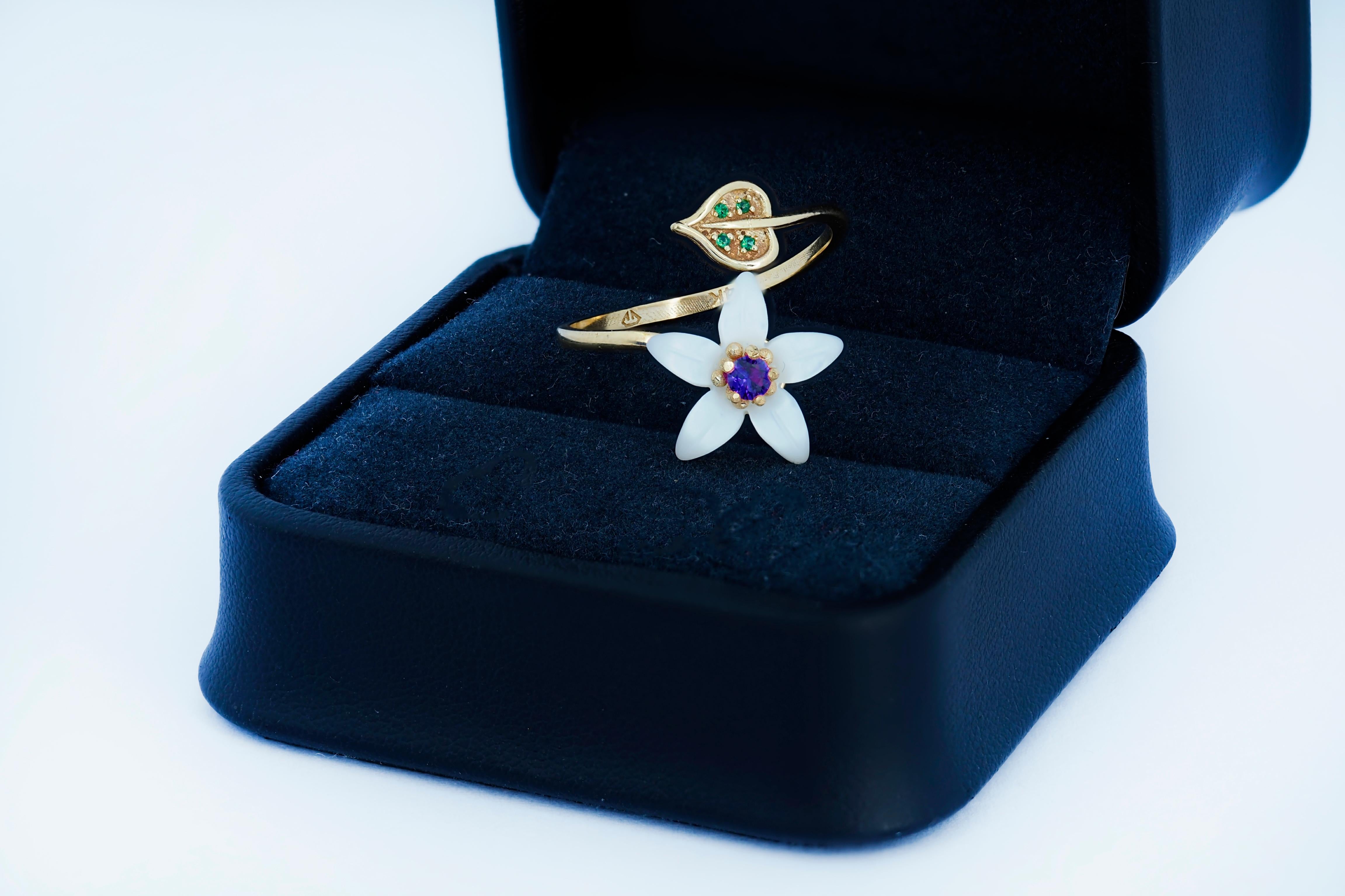 En vente :  Bague fleur sculptée 14k avec pierres précieuses. 3