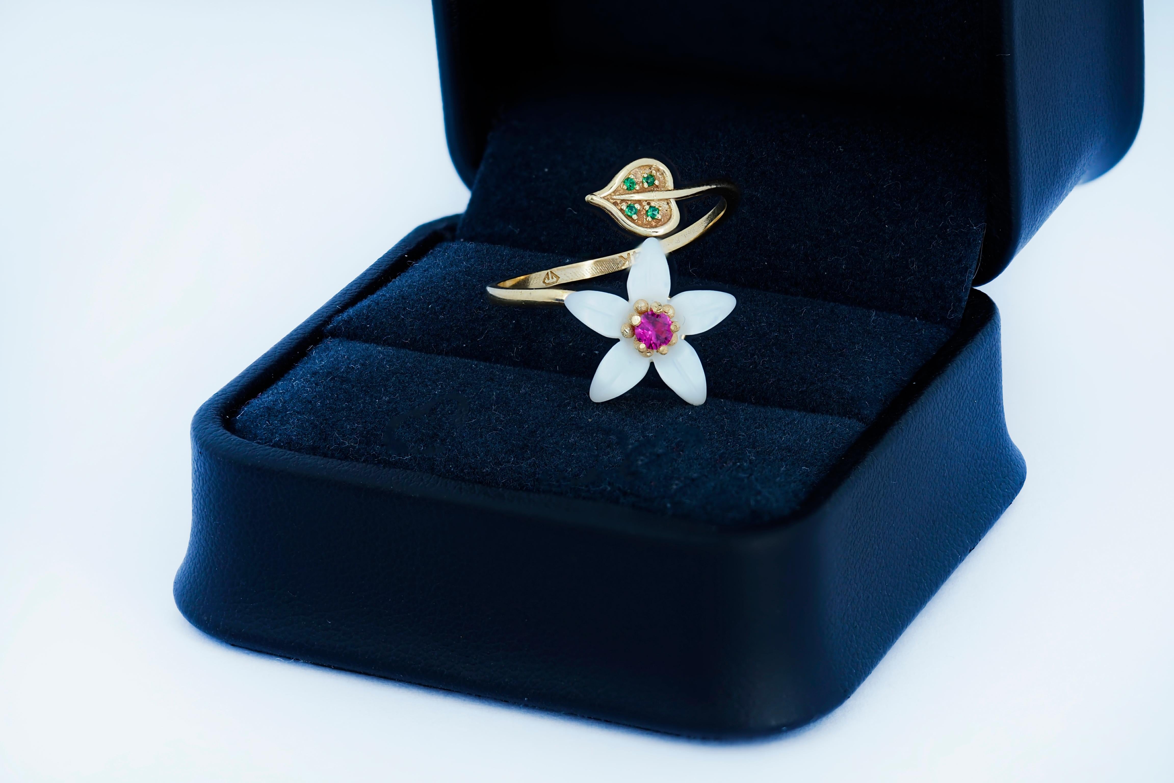 Round Cut Carved Flower 14k ring with gemstones For Sale