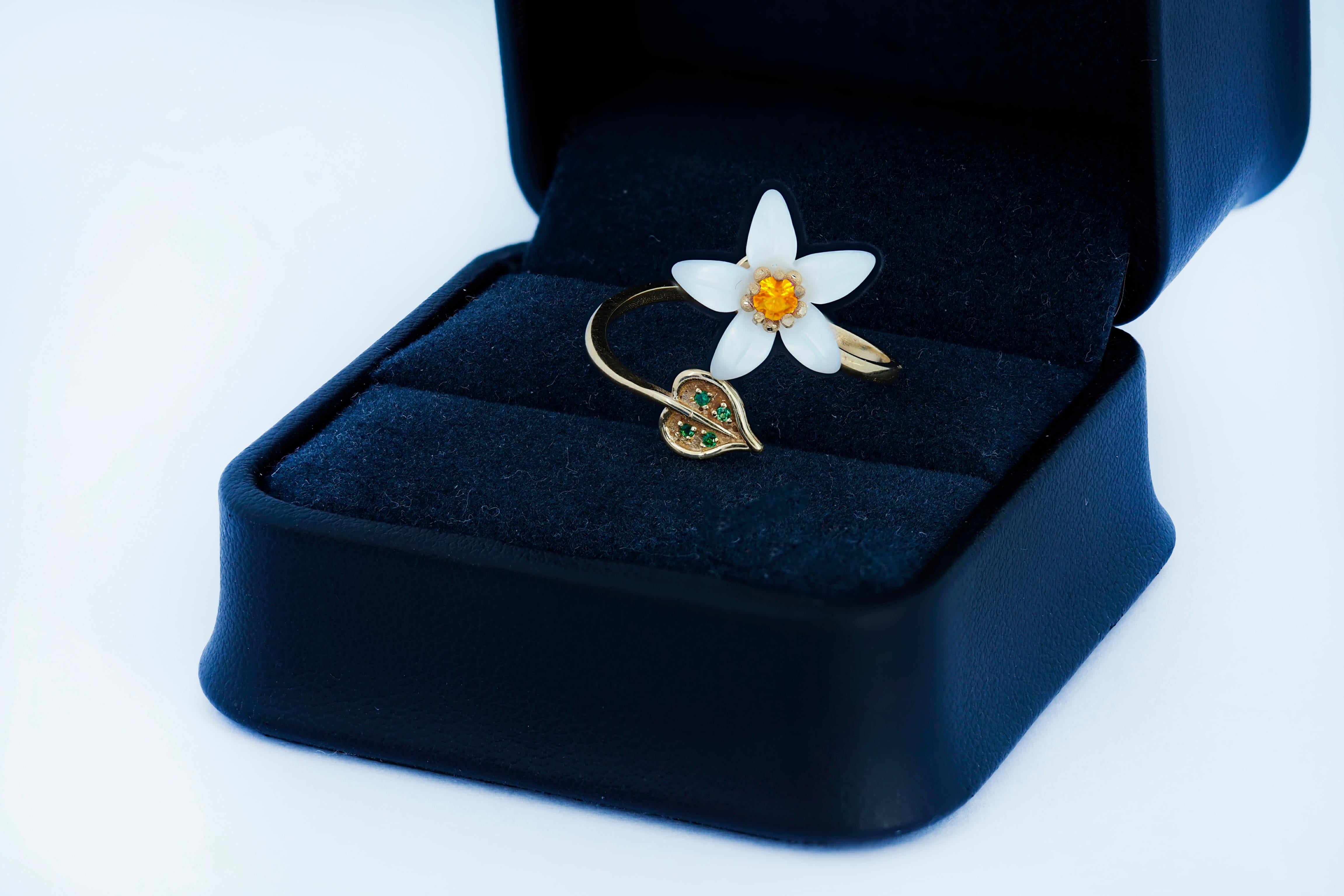 Round Cut Carved Flower 14k ring with gemstones For Sale