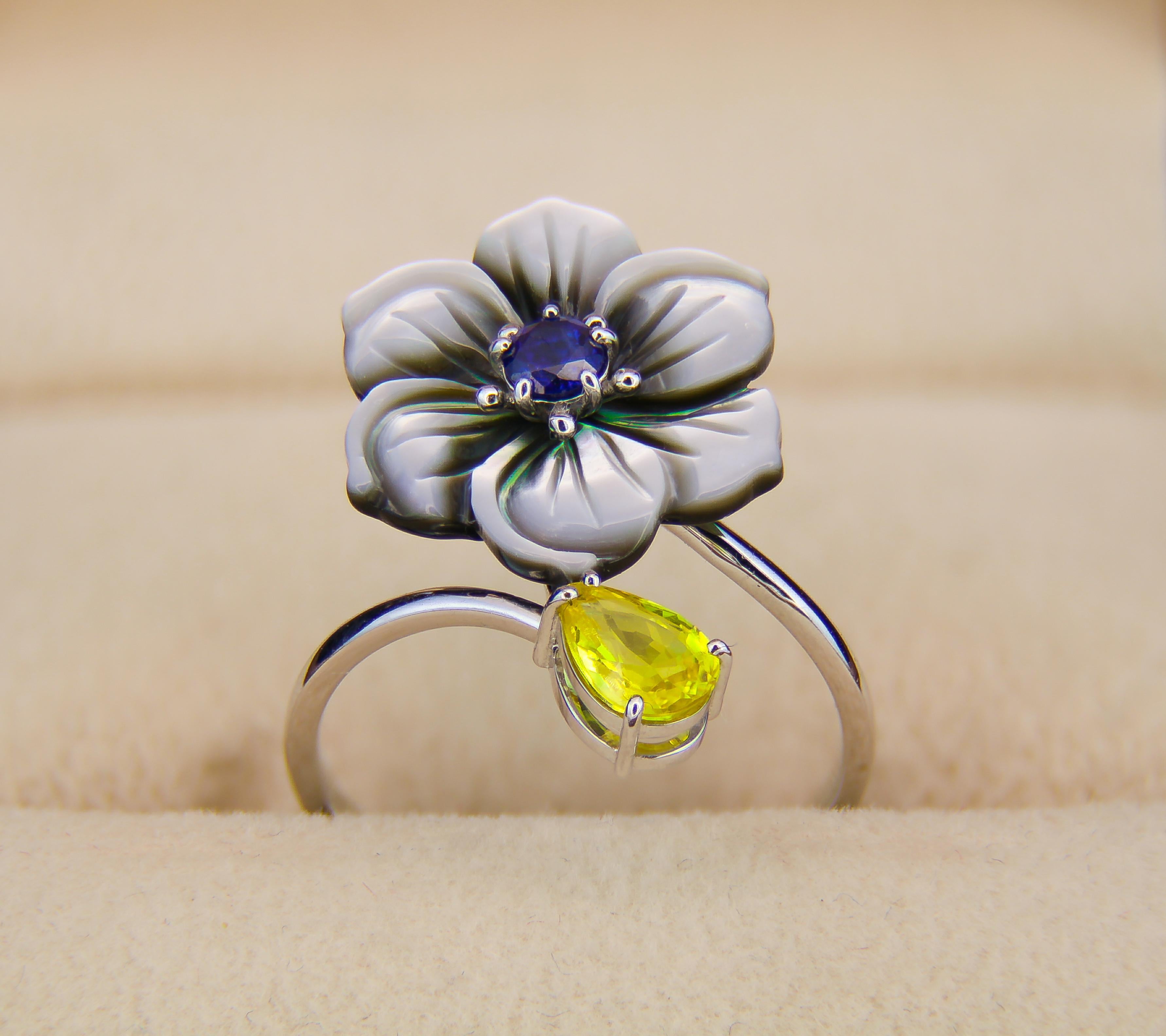 Carved Flower 14k ring with gemstones In New Condition For Sale In Istanbul, TR