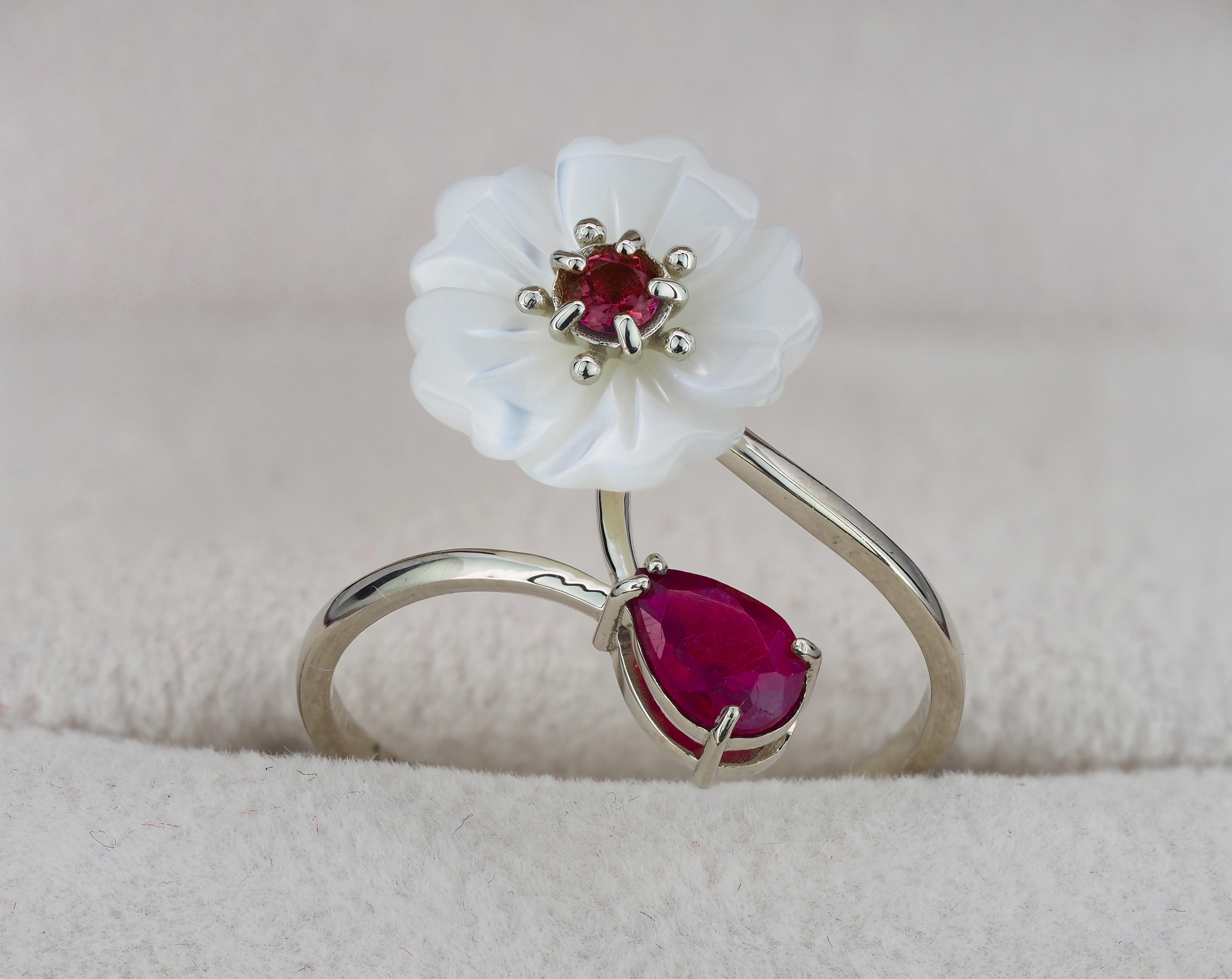 in vendita:  Anello Fiore intagliato 14k con pietre preziose 5