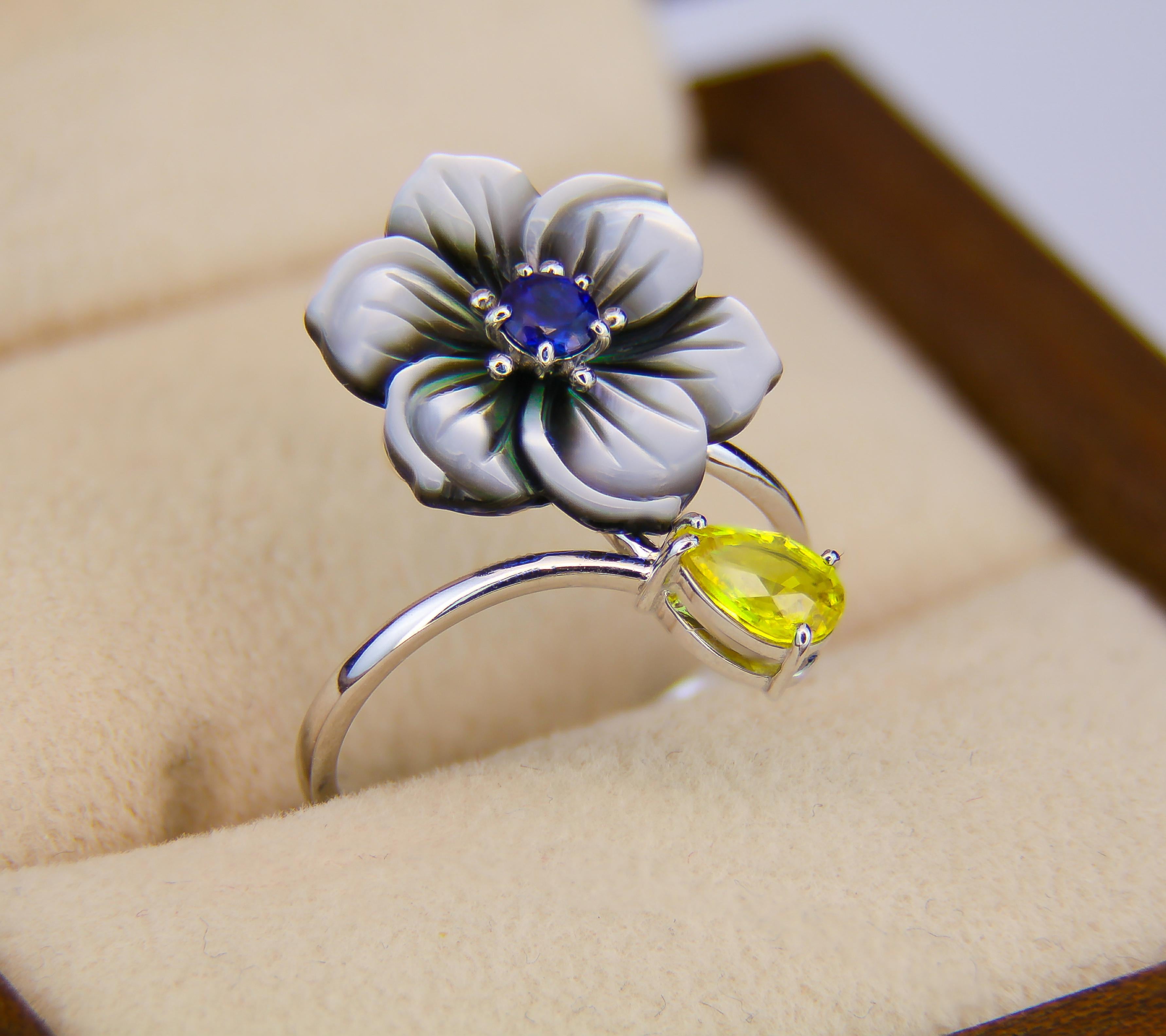 Women's Carved Flower 14k ring with gemstones For Sale