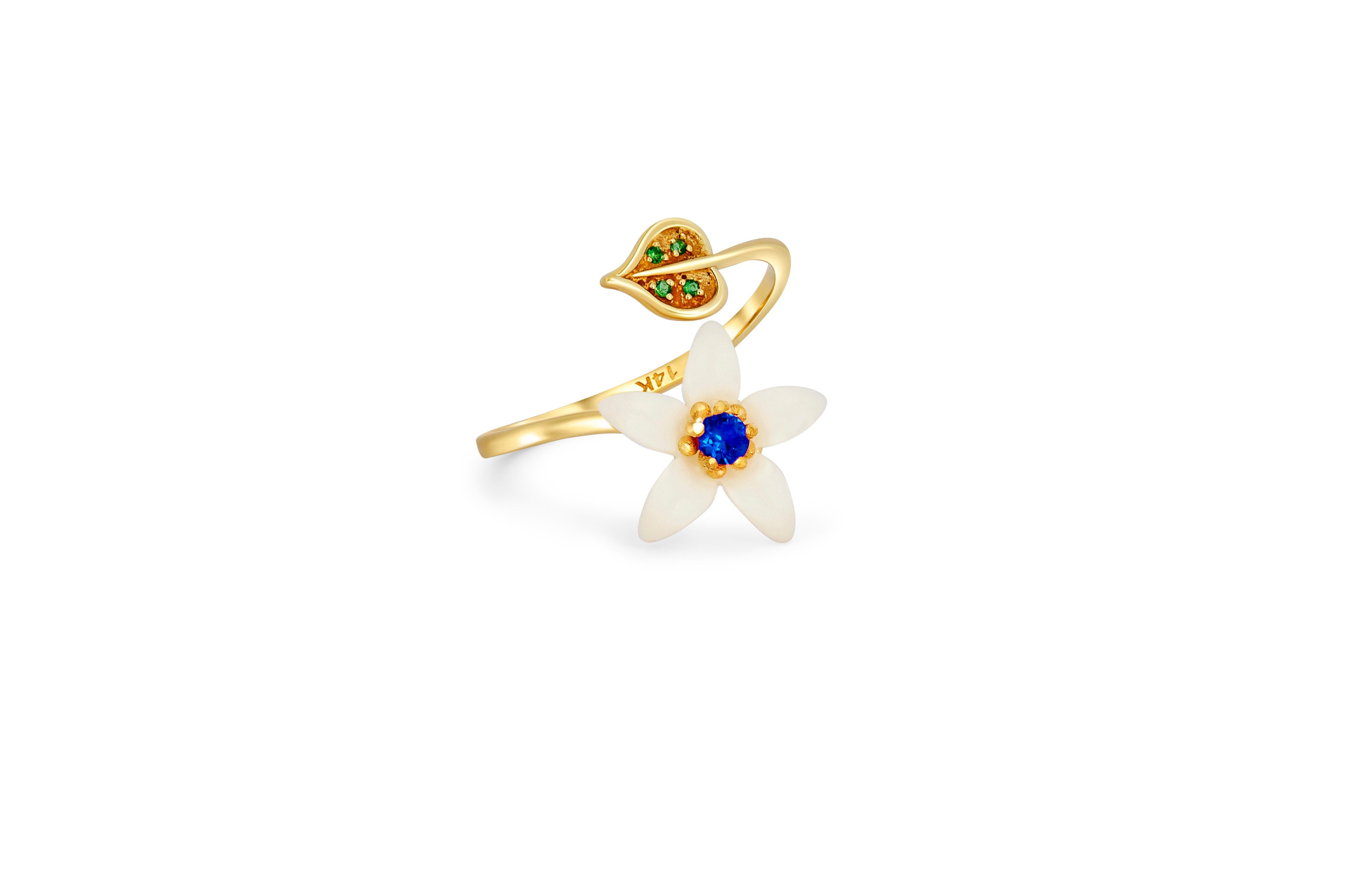 En vente :  Bague fleur sculptée 14k avec pierres précieuses. 6