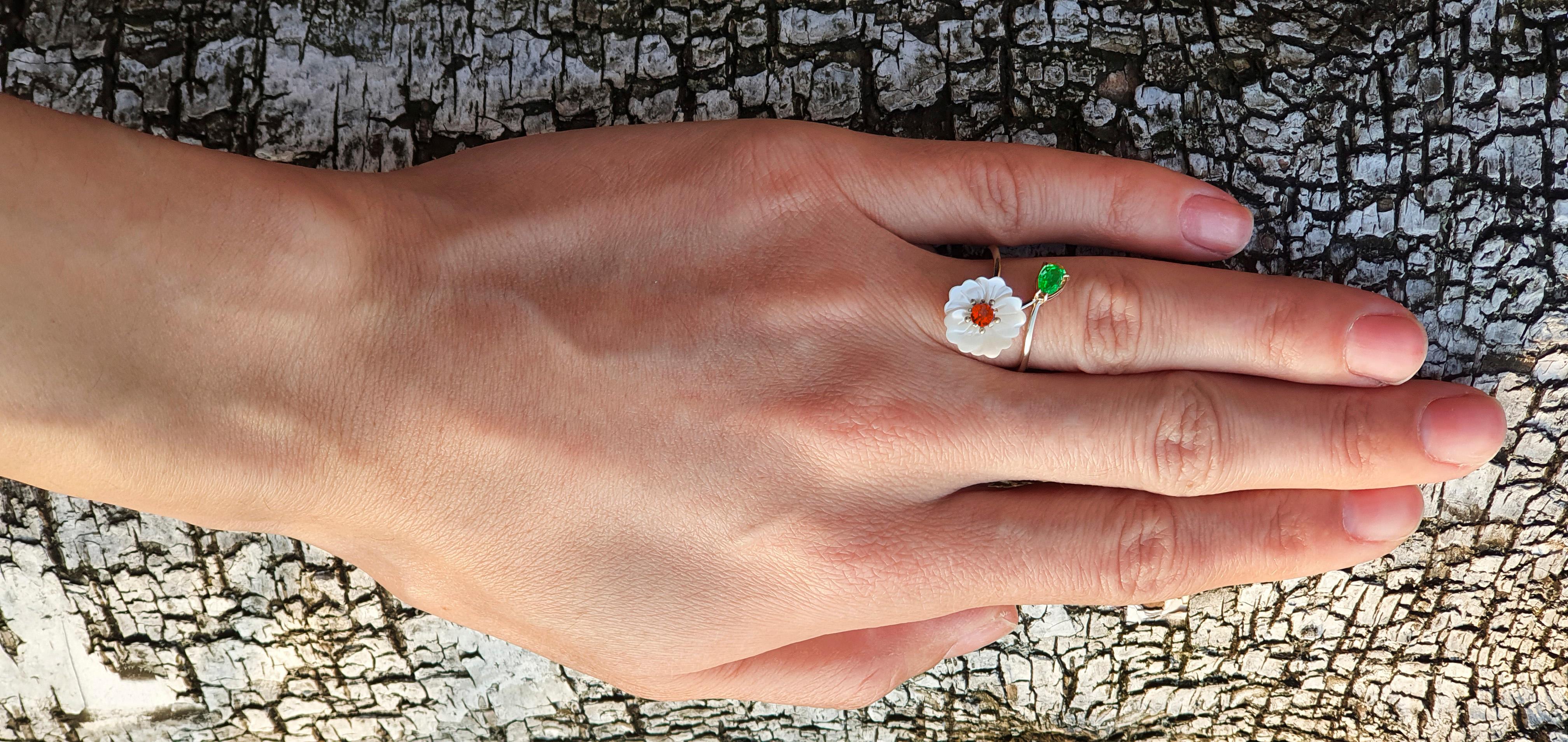 Geschnitzte Blume 14k Ring mit Edelsteinen im Angebot 2