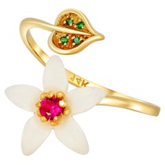 Carved Flower 14k Ring With Gemstones