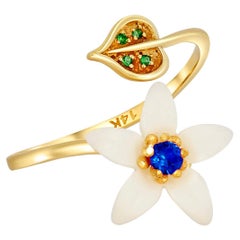 Geschnitzte Blume 14k Ring mit Edelsteinen.