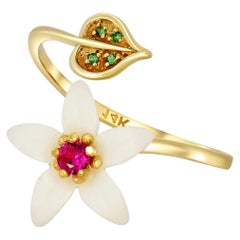 Geschnitzte Blume 14k Ring mit Edelsteinen