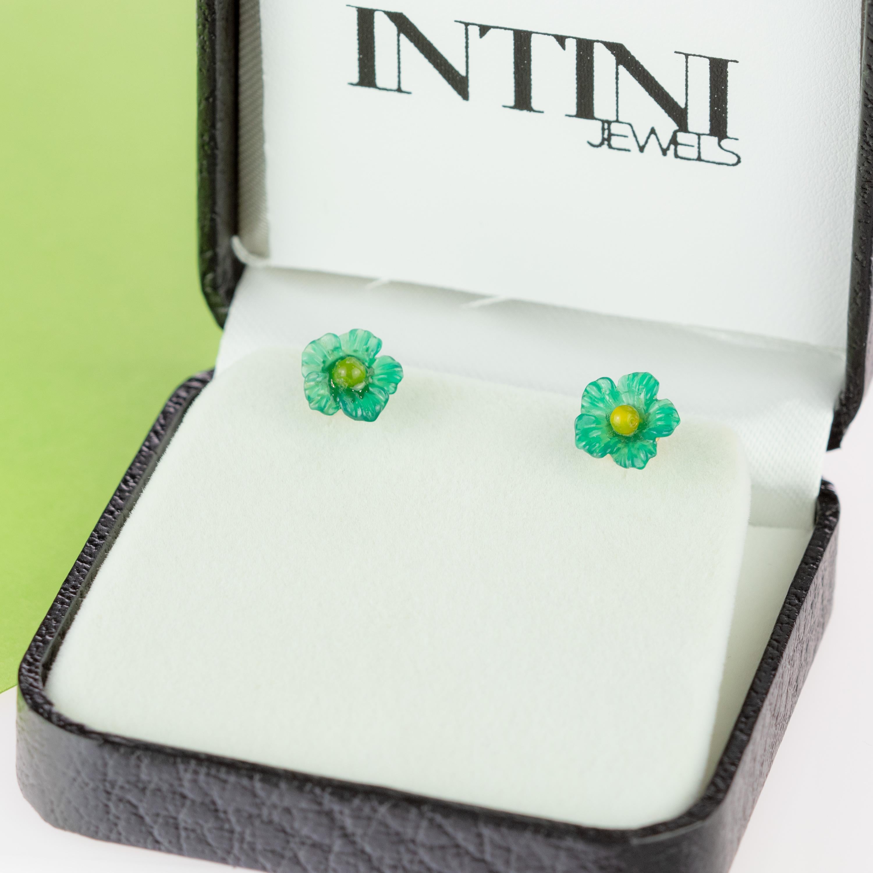 Étonnantes et délicates boucles d'oreilles fleur en agate verte et jaune de 2,5 carats. Des pétales sculptés qui évoquent le travail de bijouterie traditionnel italien fait à la main s'enveloppant dans un look doux enrichi d'or 14 carats manifestant