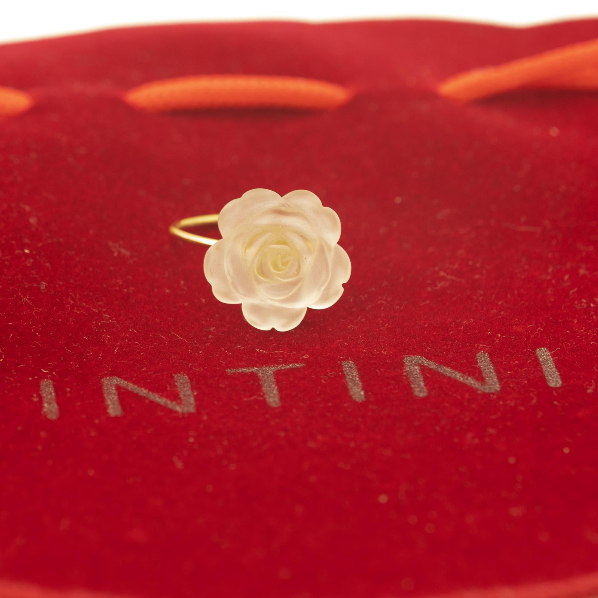 Pétalos tallados que evocan el trabajo de la joyería tradicional italiana hecha a mano, envolviéndose en un aspecto suave enriquecido con oro amarillo de 18 quilates que manifiesta glamour y gusto exquisito. Look primaveral. 

Pásate a la Primavera