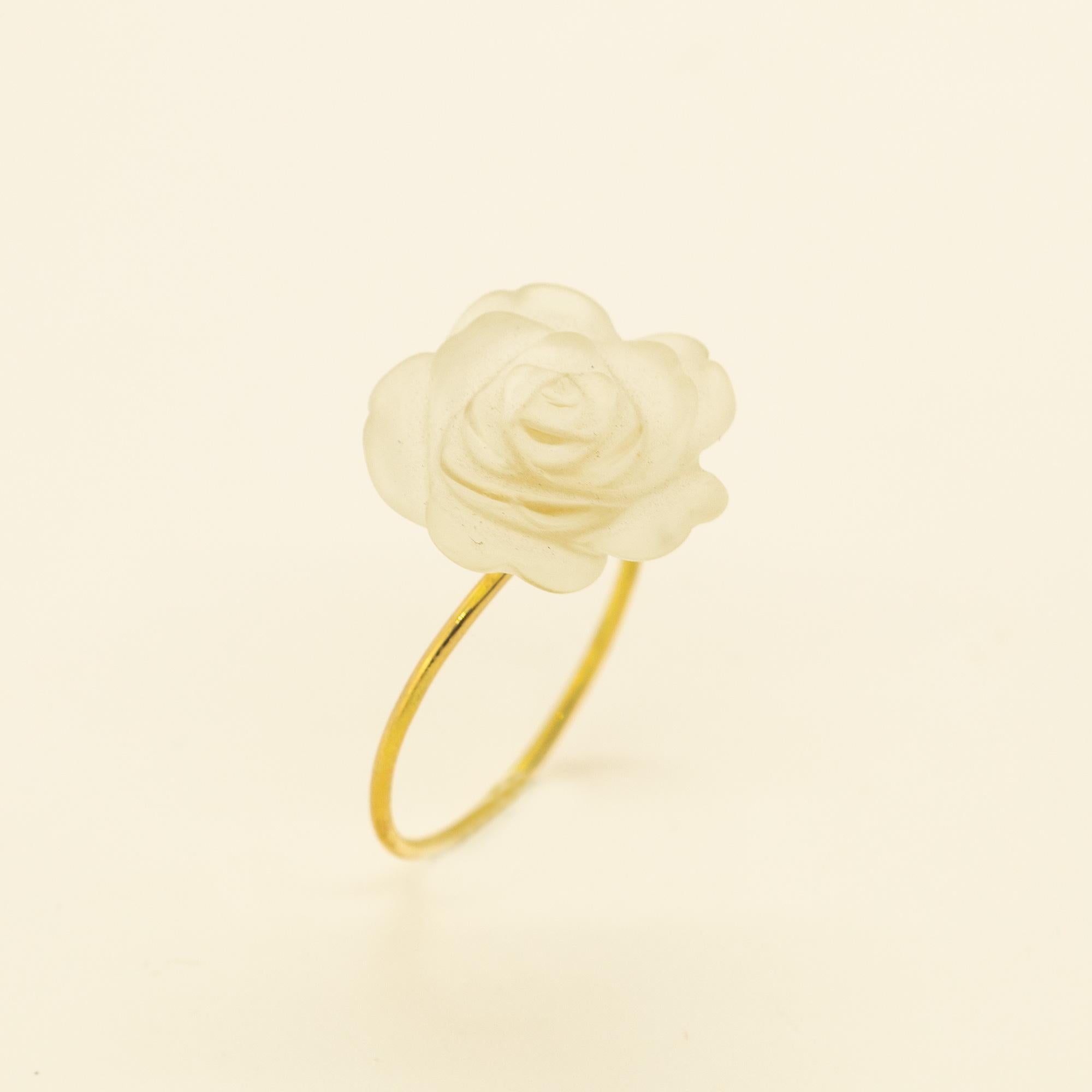Flor Tallada Oro 18 Kilates Cristal de Roca Rosa Anillo Hecho a Mano Intini Jewels en Nuevo estado para la venta en Milano, IT