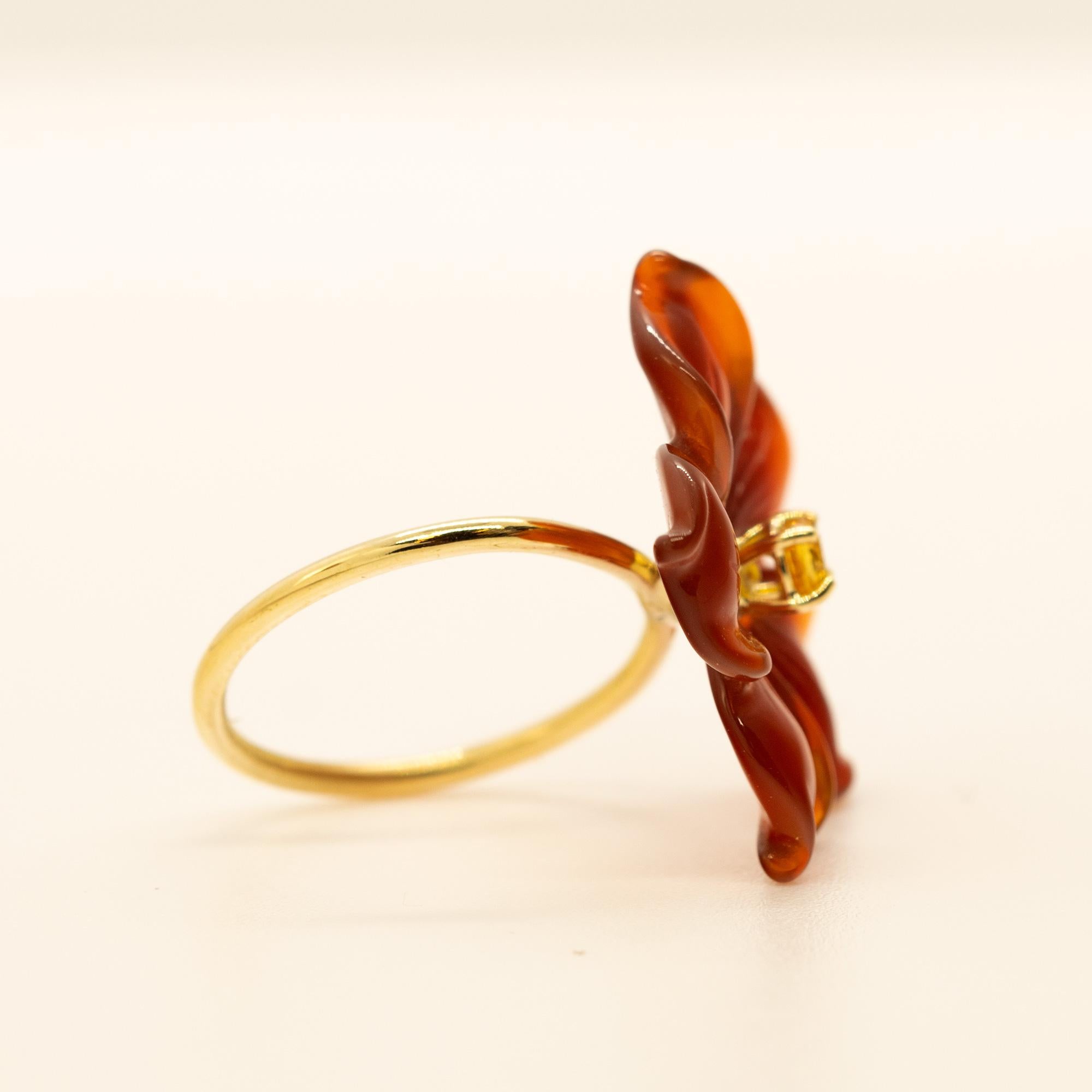 Intini Jewels Bague cocktail en or jaune 18 carats avec agate et saphirs sculptés en forme de fleur 4