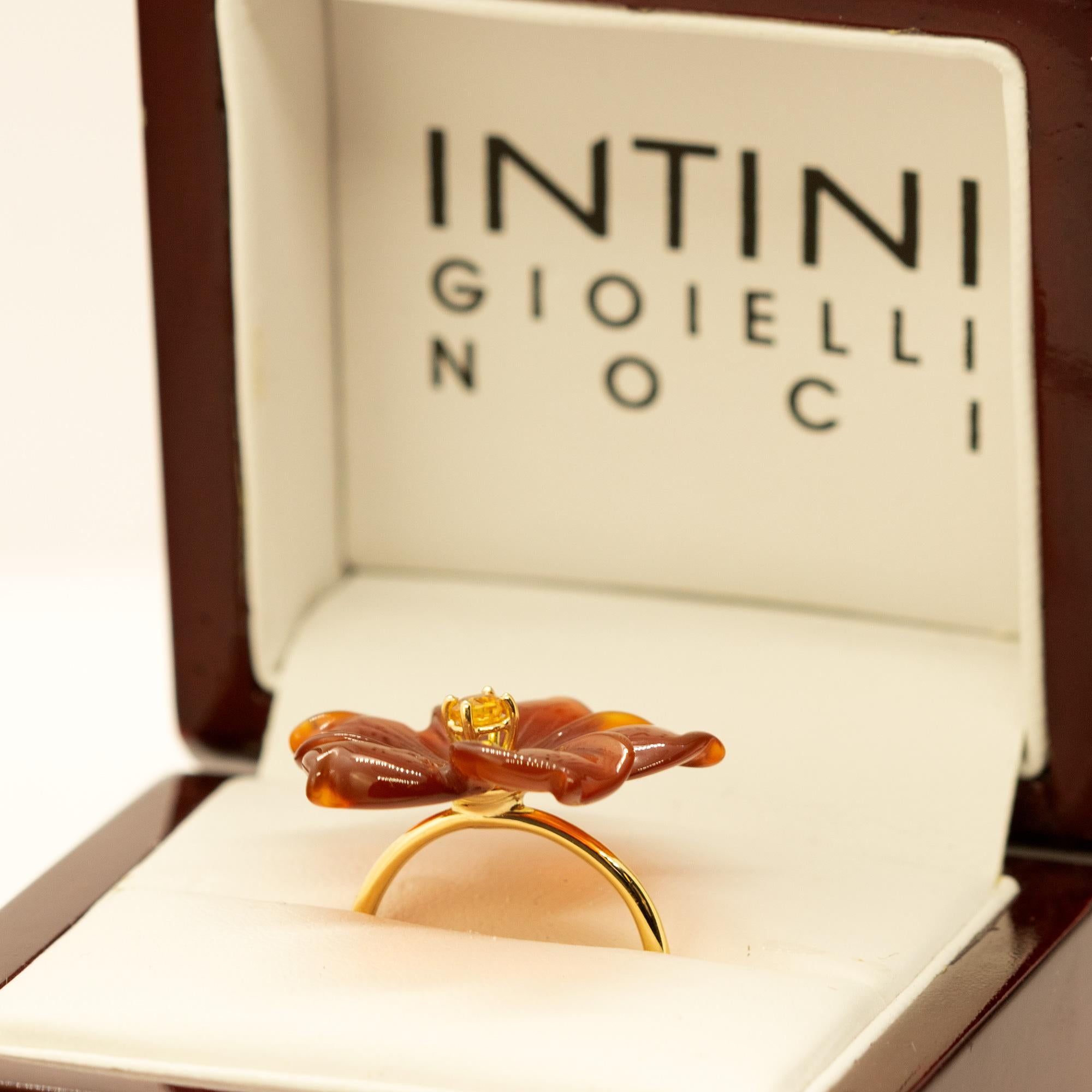 Intini Jewels Bague cocktail en or jaune 18 carats avec agate et saphirs sculptés en forme de fleur 6