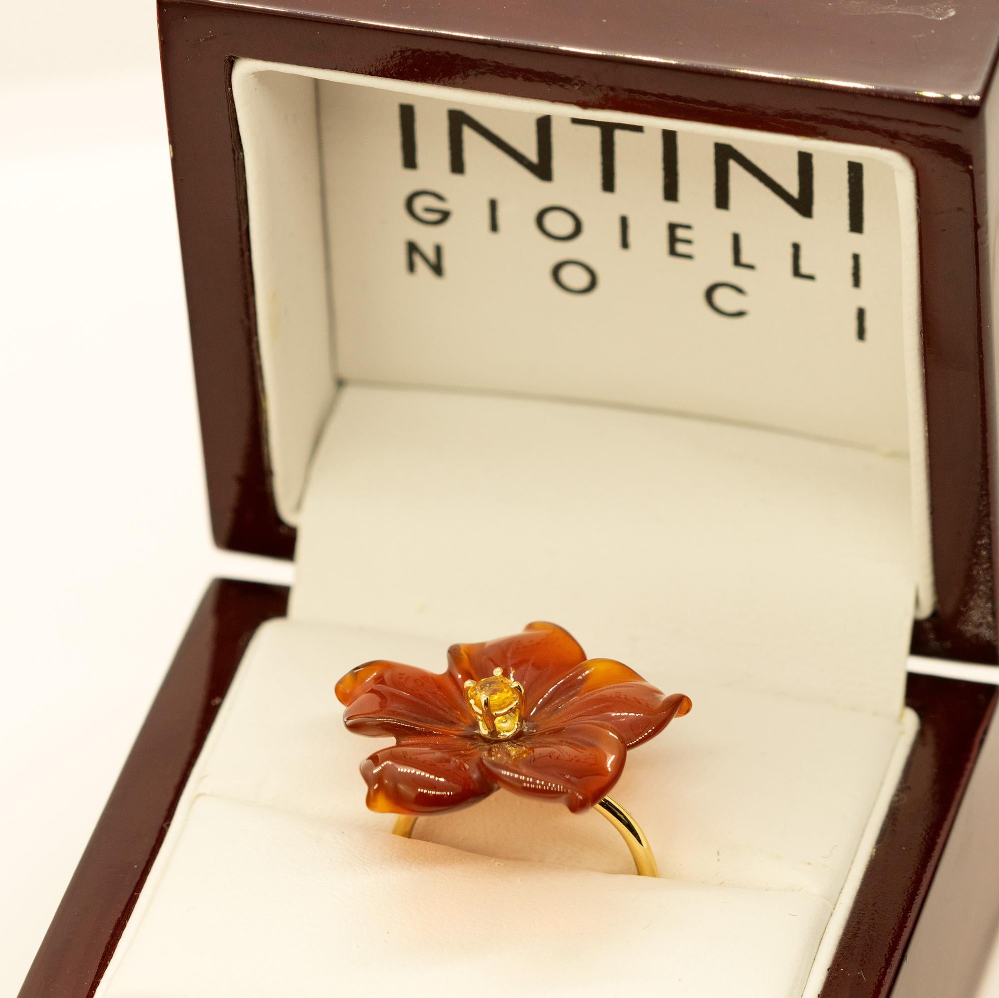 Intini Jewels Bague cocktail en or jaune 18 carats avec agate et saphirs sculptés en forme de fleur 7