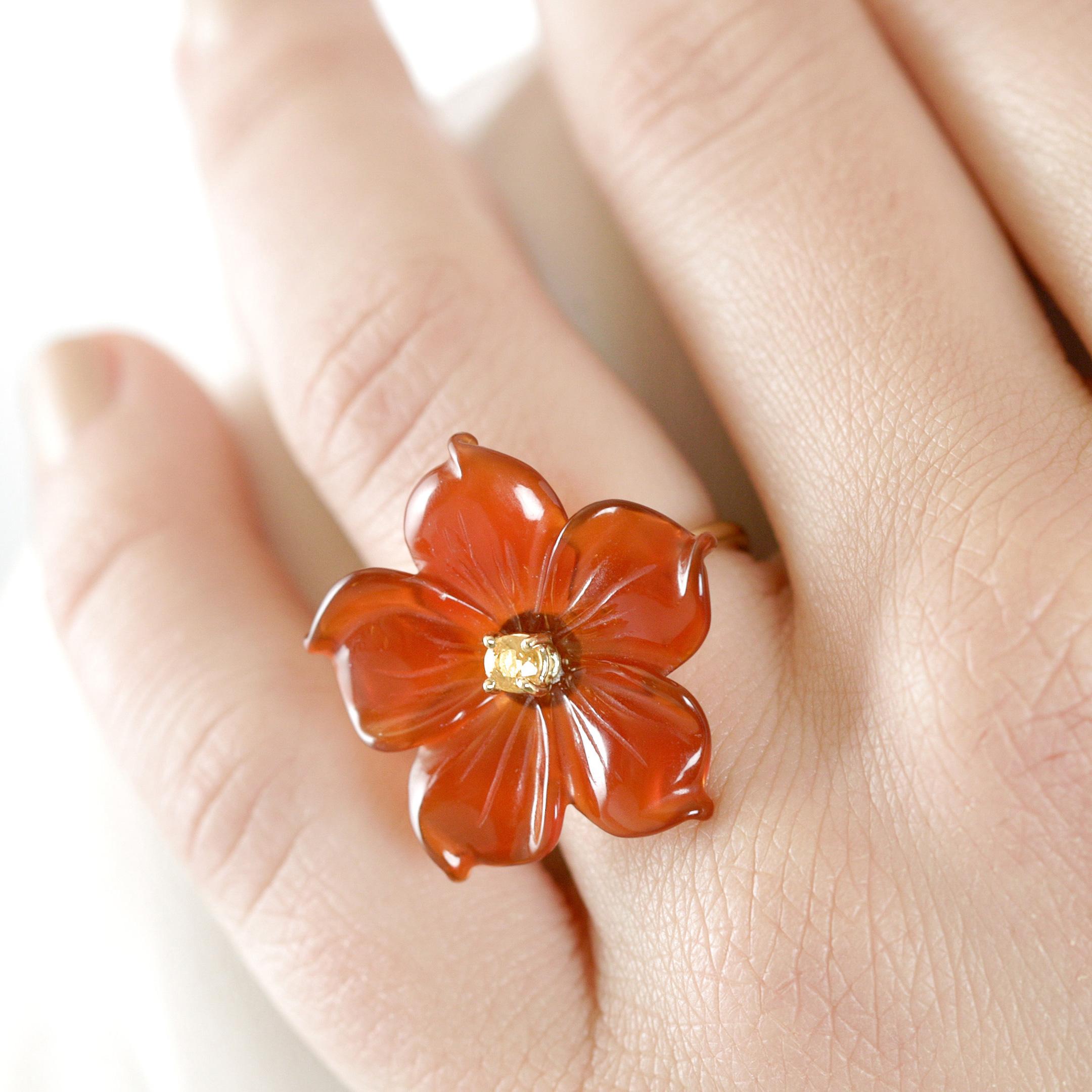 Art nouveau Intini Jewels Bague cocktail en or jaune 18 carats avec agate et saphirs sculptés en forme de fleur