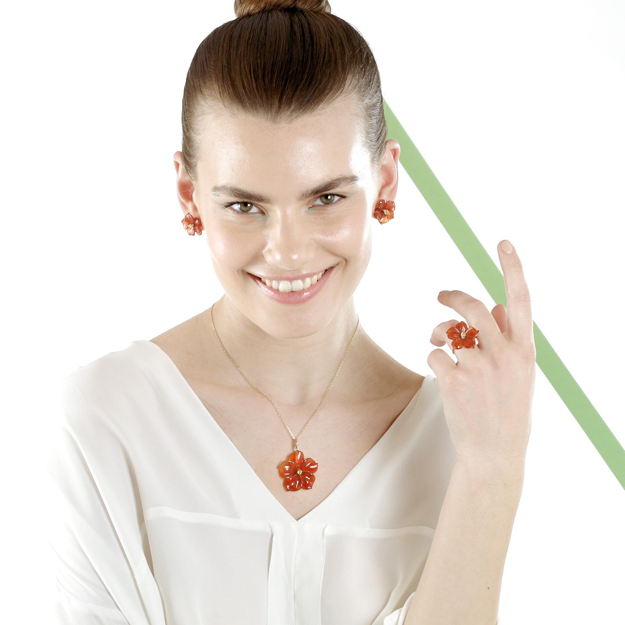 Taille mixte Intini Jewels Bague cocktail en or jaune 18 carats avec agate et saphirs sculptés en forme de fleur