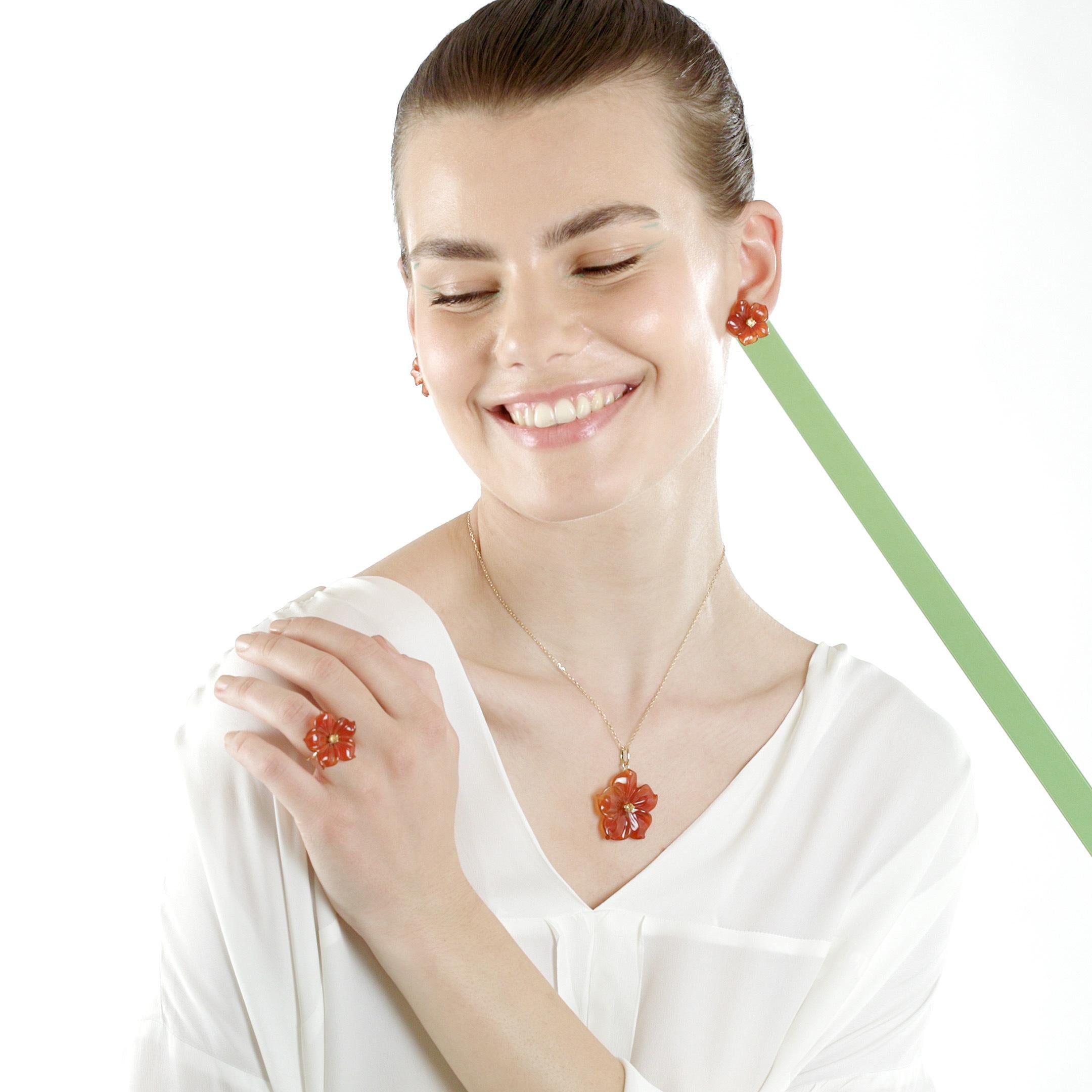 Intini Jewels Bague cocktail en or jaune 18 carats avec agate et saphirs sculptés en forme de fleur 2