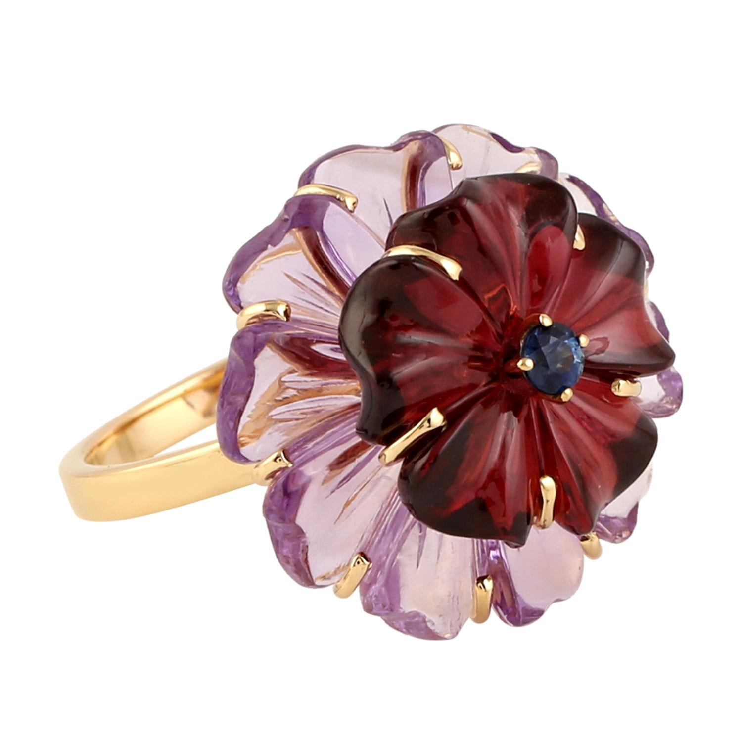 Artisan Bague fleur sculptée avec saphir bleu en or jaune 18 carats en vente