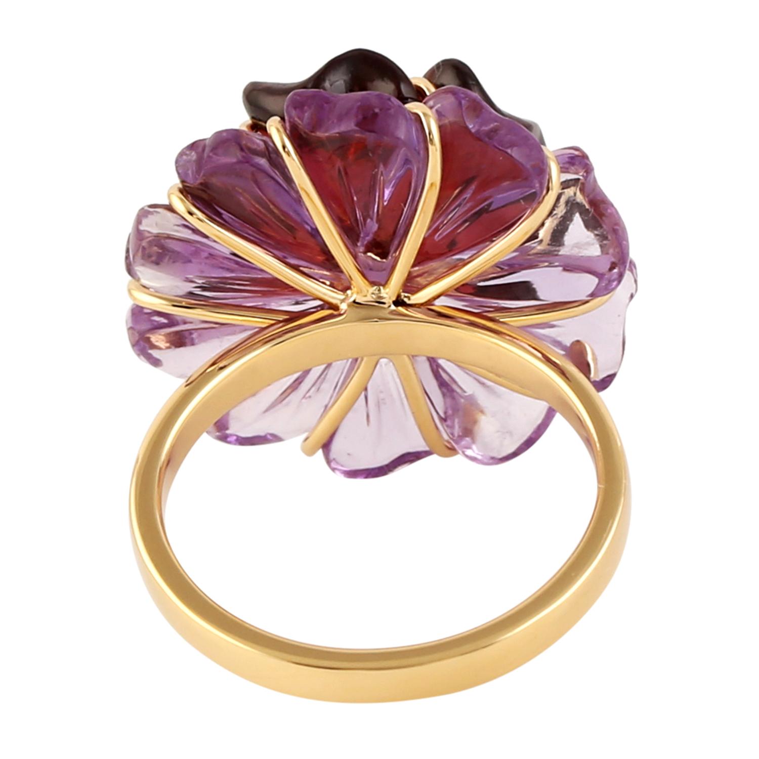 Taille mixte Bague fleur sculptée avec saphir bleu en or jaune 18 carats en vente