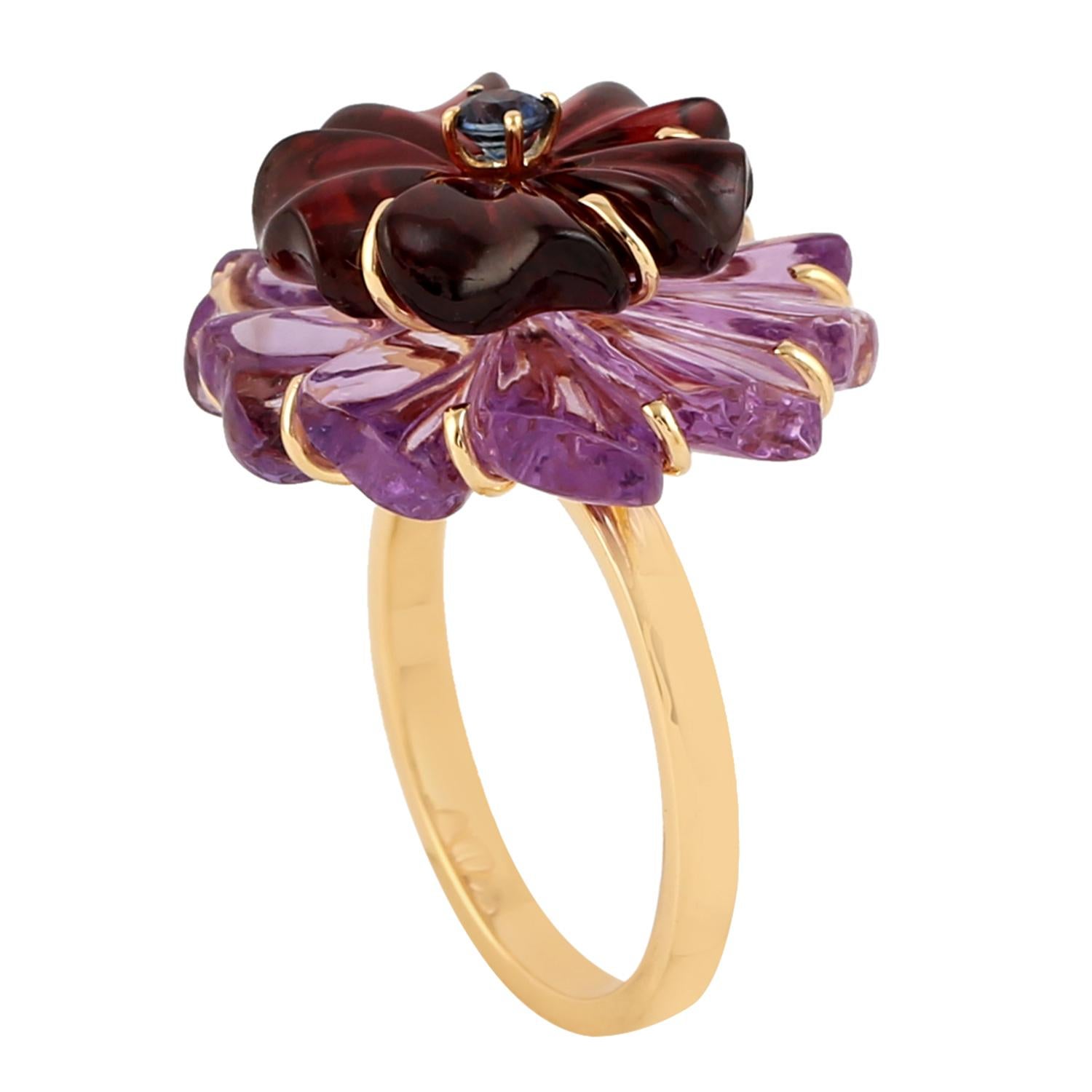 Bague fleur sculptée avec saphir bleu en or jaune 18 carats Neuf - En vente à New York, NY