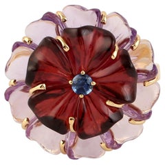 Geschnitzter Blumenring mit blauem Saphir aus 18 Karat Gelbgold