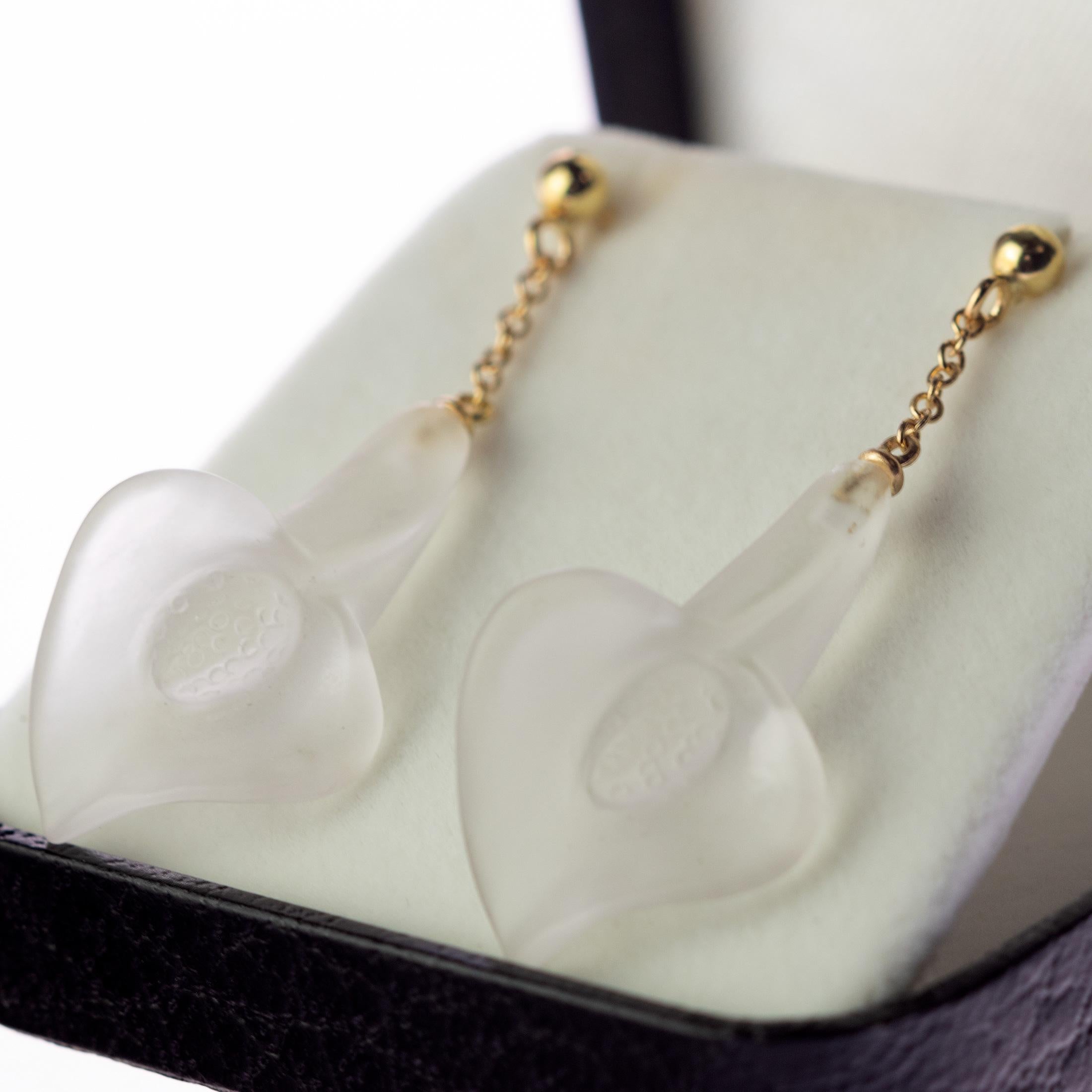 Emportez ces belles fleurs partout avec vous ! Ces boucles d'oreilles artisanales à couper le souffle sont composées des pierres les plus précieuses. La pierre de roche active la conscience spirituelle, ouvre l'intuition et améliore vos sens pour