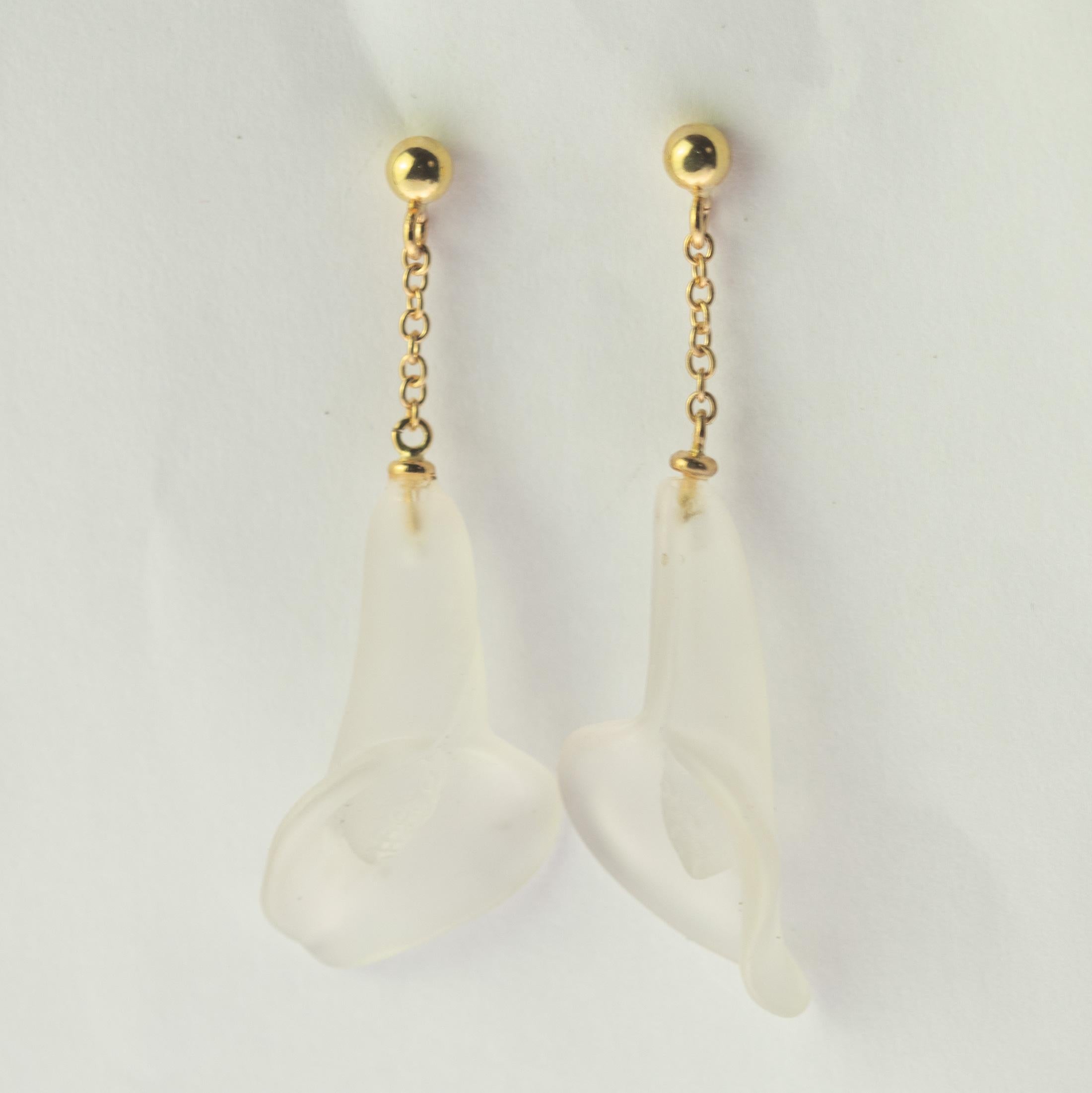 Art nouveau Pendants d'oreilles chics à chaîne en or jaune 18 carats et cristal de roche sculpté en forme de fleur en vente