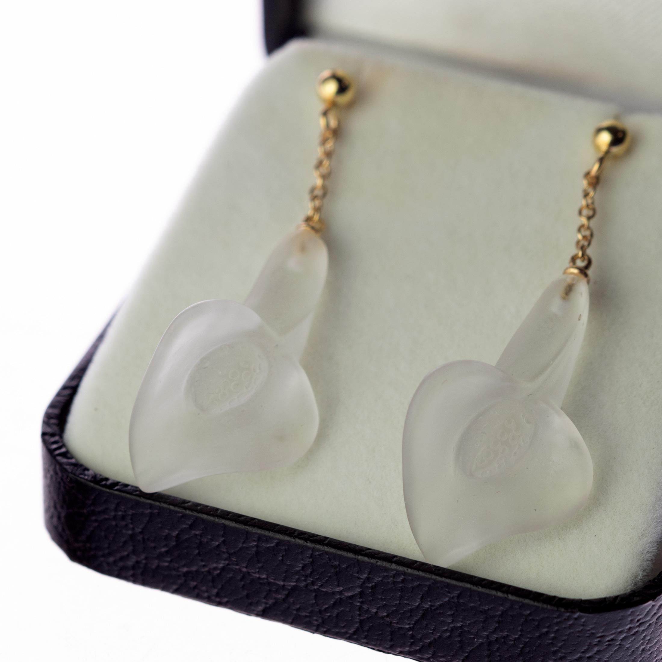 Taille mixte Pendants d'oreilles chics à chaîne en or jaune 18 carats et cristal de roche sculpté en forme de fleur en vente