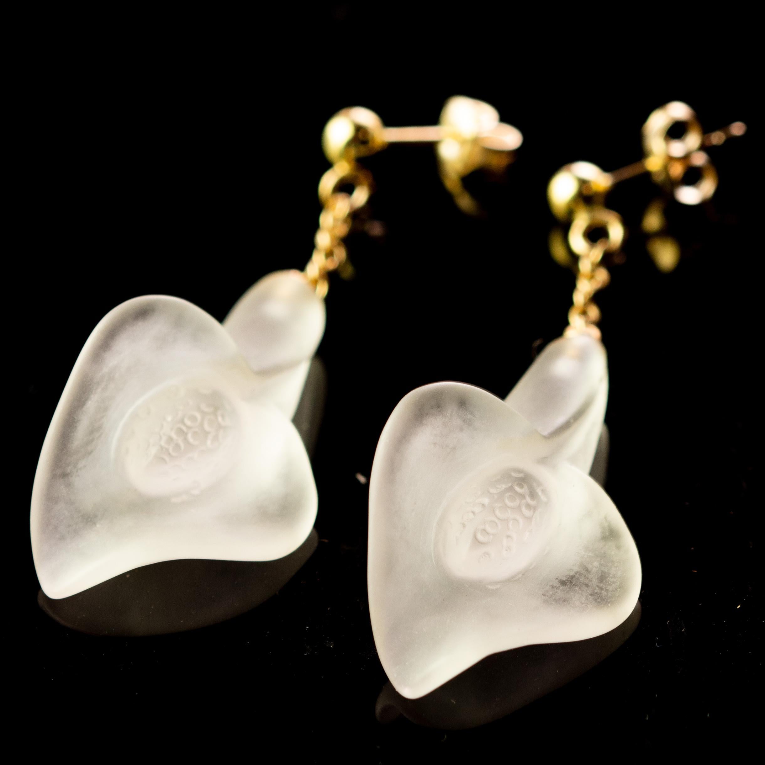 Pendants d'oreilles chics à chaîne en or jaune 18 carats et cristal de roche sculpté en forme de fleur Unisexe en vente