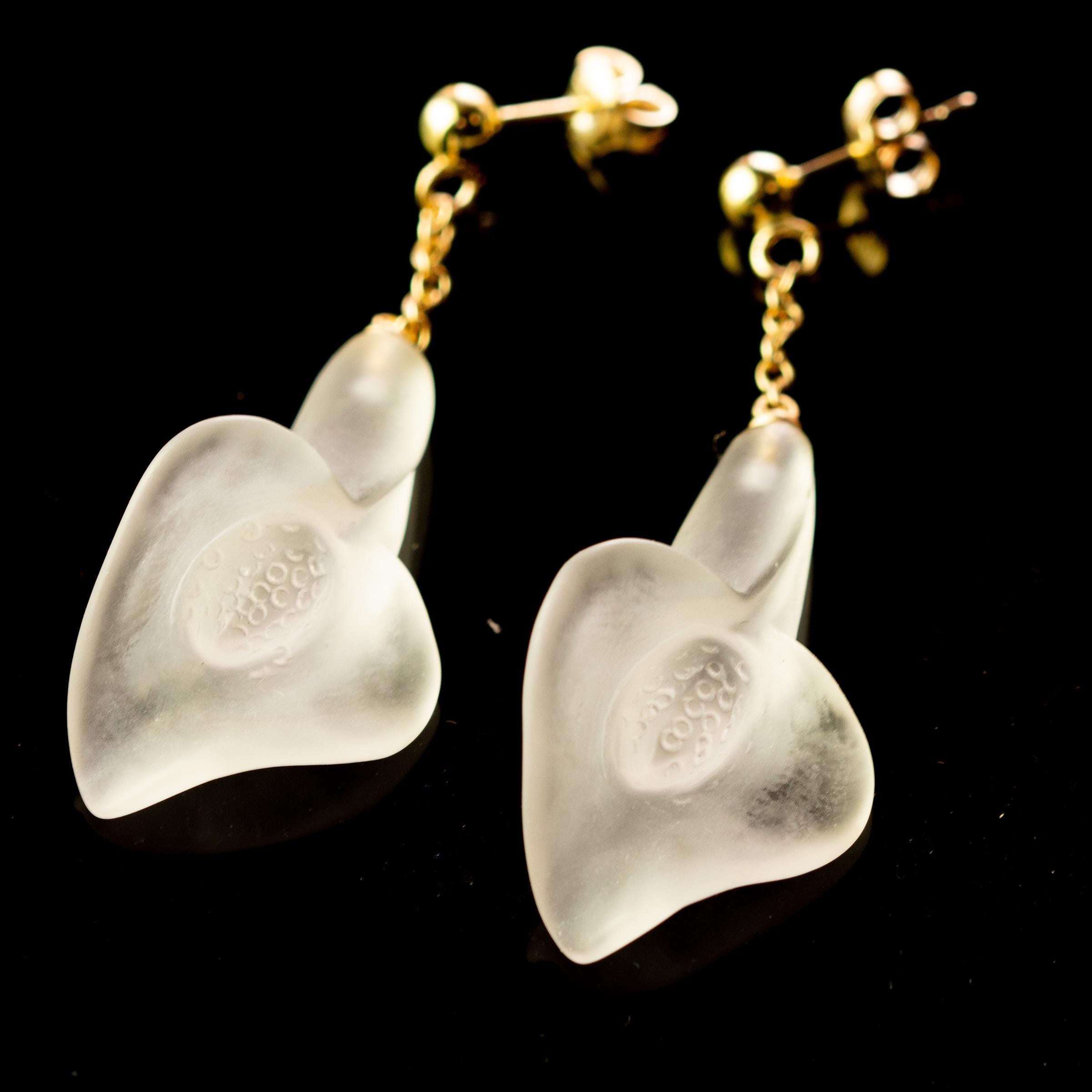 Pendants d'oreilles chics à chaîne en or jaune 18 carats et cristal de roche sculpté en forme de fleur en vente 1