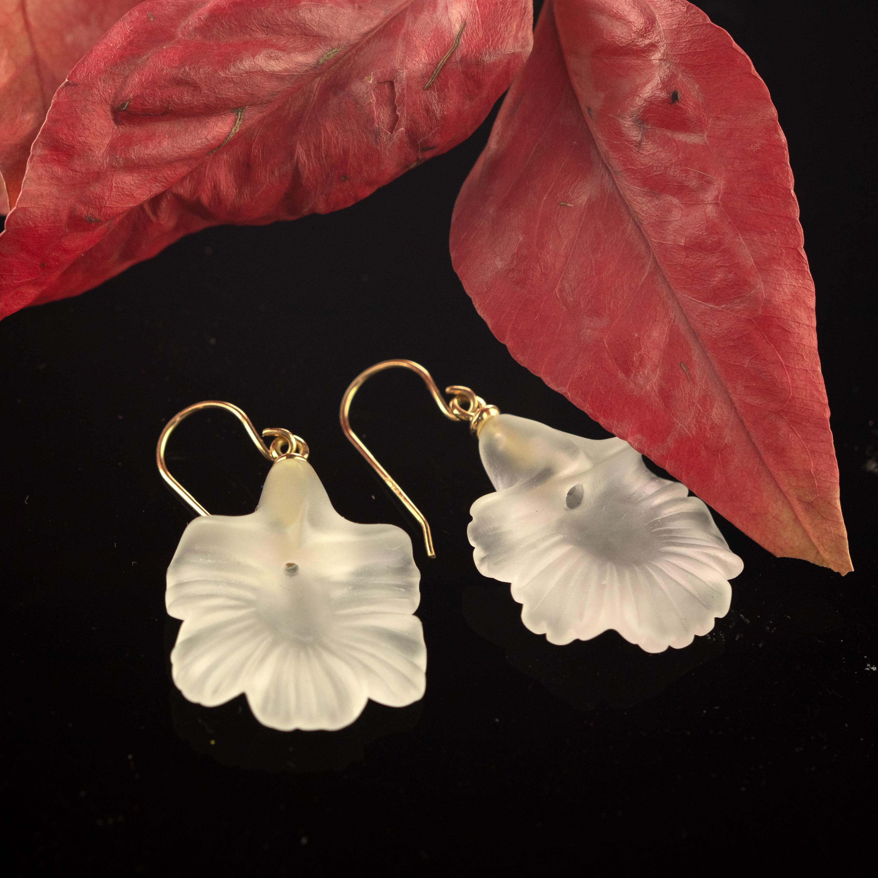 Taille mixte Pendants d'oreilles en goutte en or jaune 18 carats avec cristal de roche sculpté et fleurs en vente