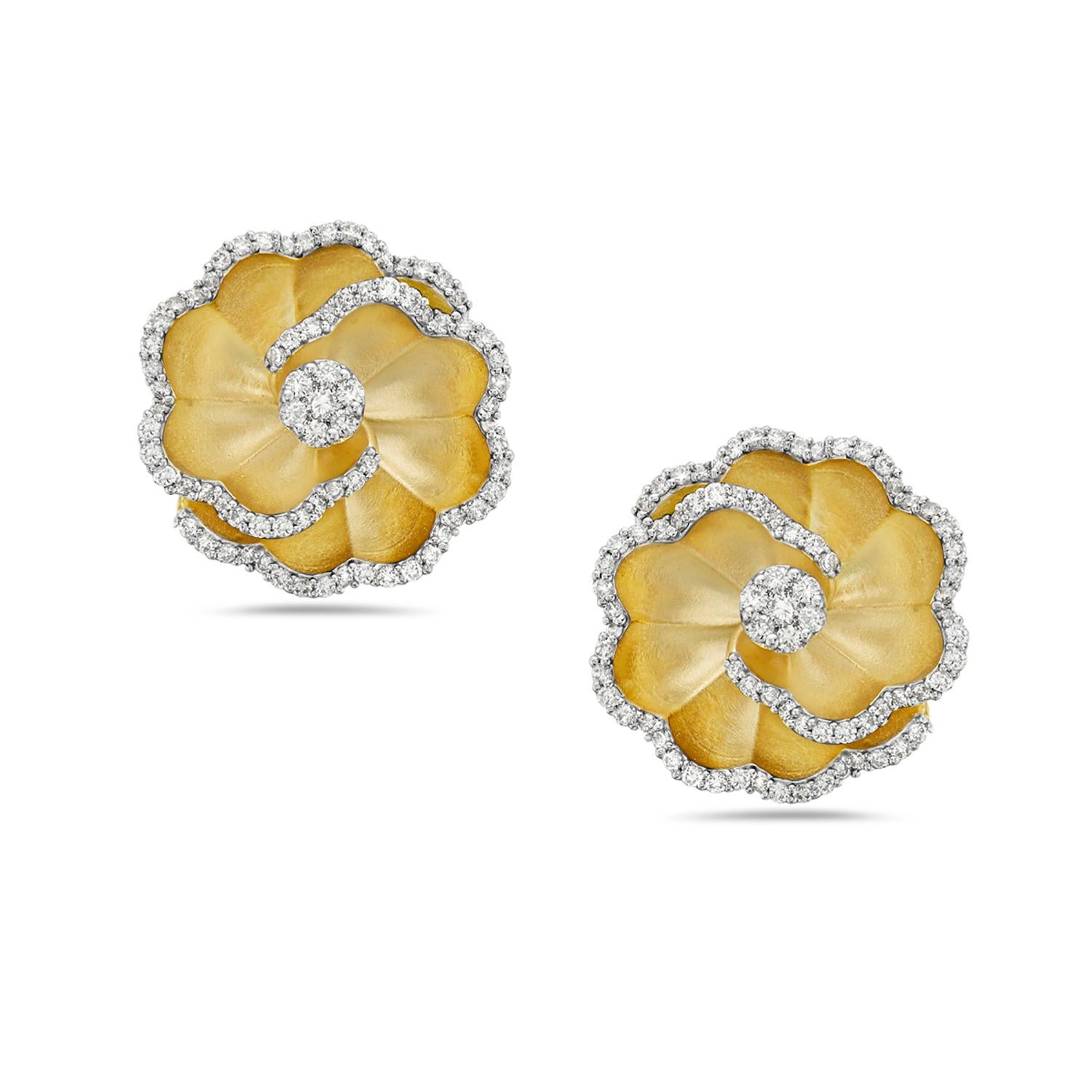 Carved Flower Shaped Earrings Accented with Diamonds Made in 14k Yellow Gold In New Condition For Sale In New York, NY