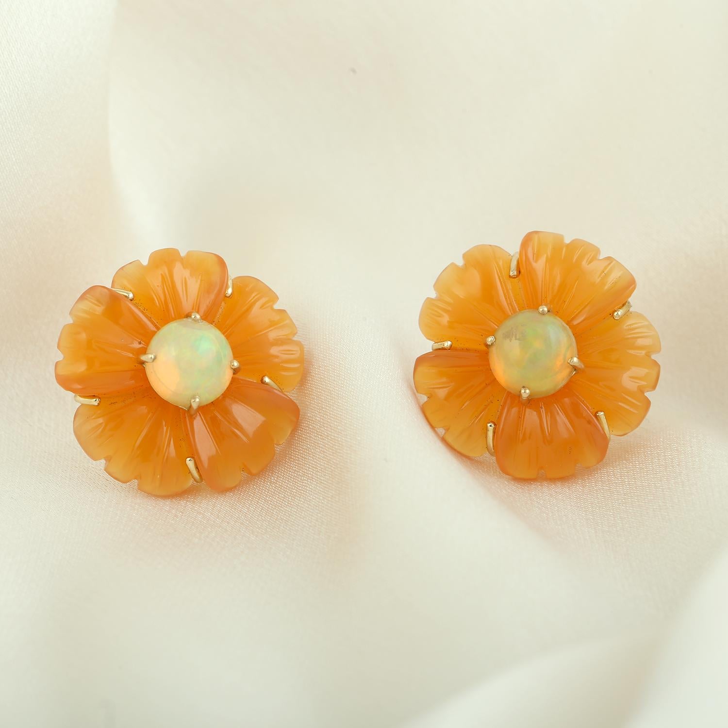 Art déco Clous de fleurs sculptés avec opale d'Éthiopie en or jaune 18 carats en vente