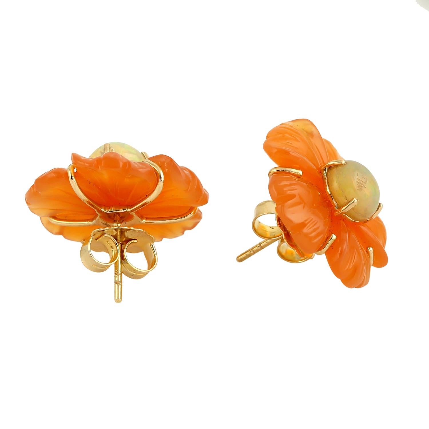 Taille mixte Clous de fleurs sculptés avec opale d'Éthiopie en or jaune 18 carats en vente