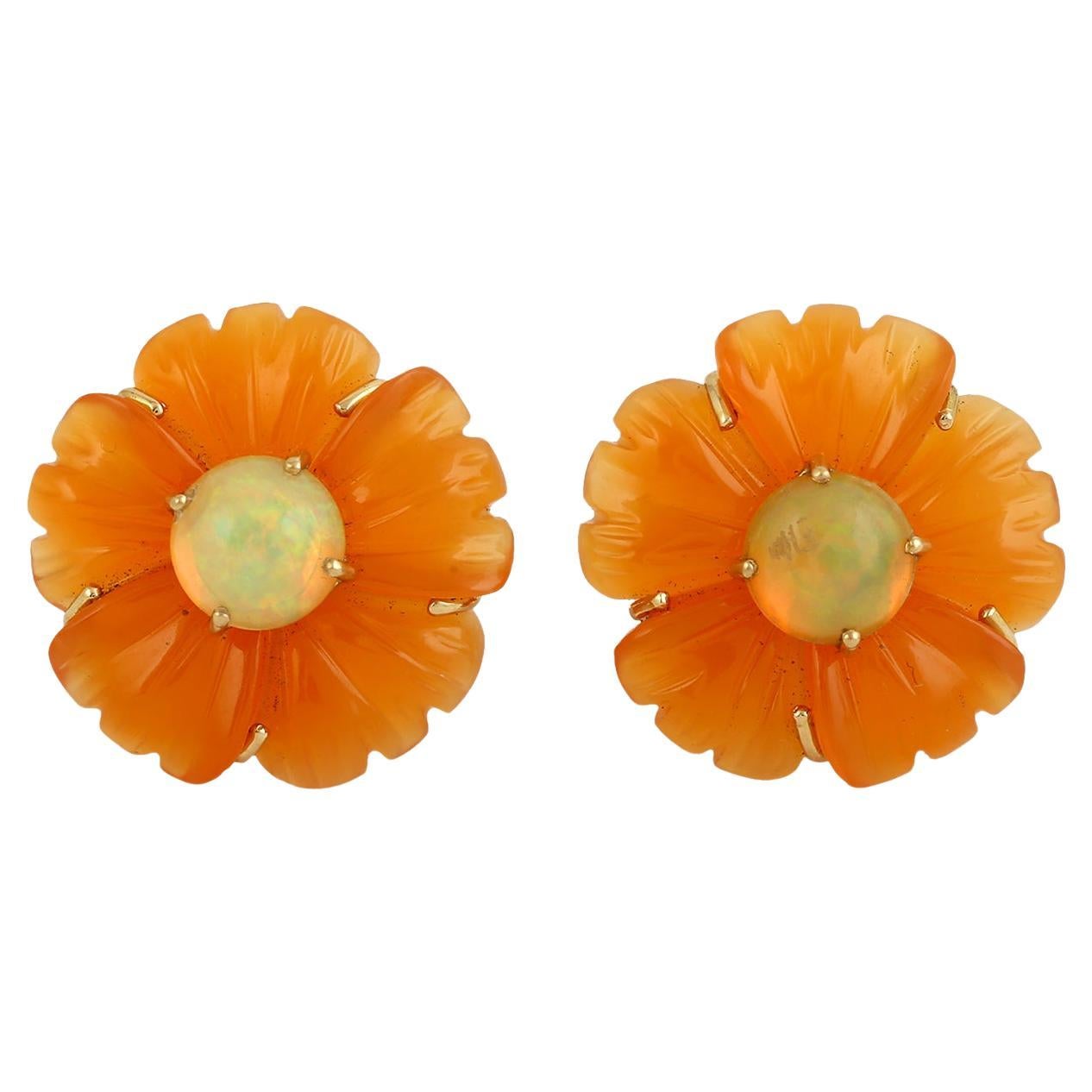 Clous de fleurs sculptés avec opale d'Éthiopie en or jaune 18 carats en vente
