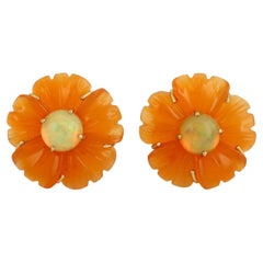 Clous de fleurs sculptés avec opale d'Éthiopie en or jaune 18 carats