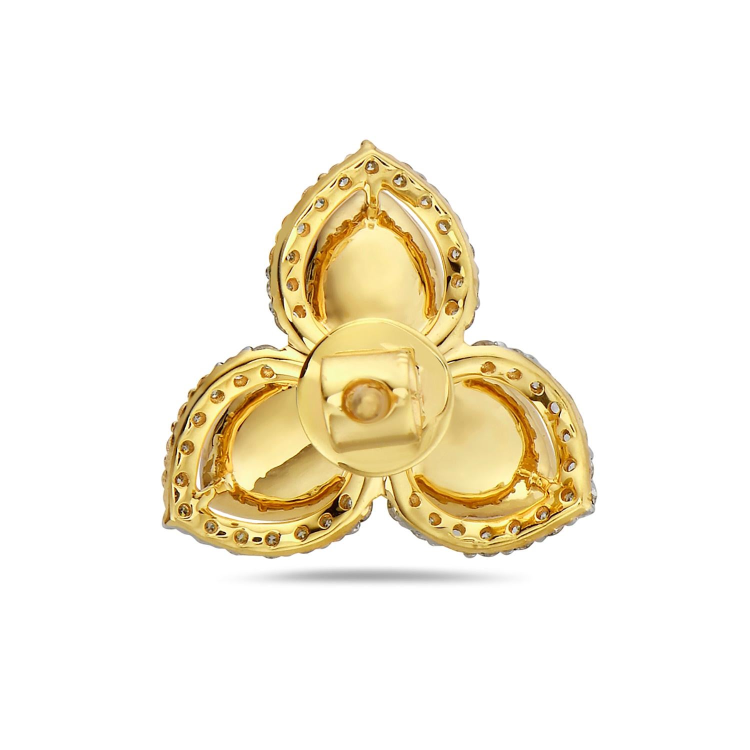 Taille mixte Boucles d'oreilles en forme de pétales de fleurs sculptées en or jaune 14 carats avec diamants en vente