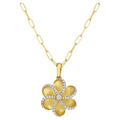 Geschnitzter Blumenanhänger mit Pavé-Halo-Diamanten an der Kante aus 14 Karat Gelbgold