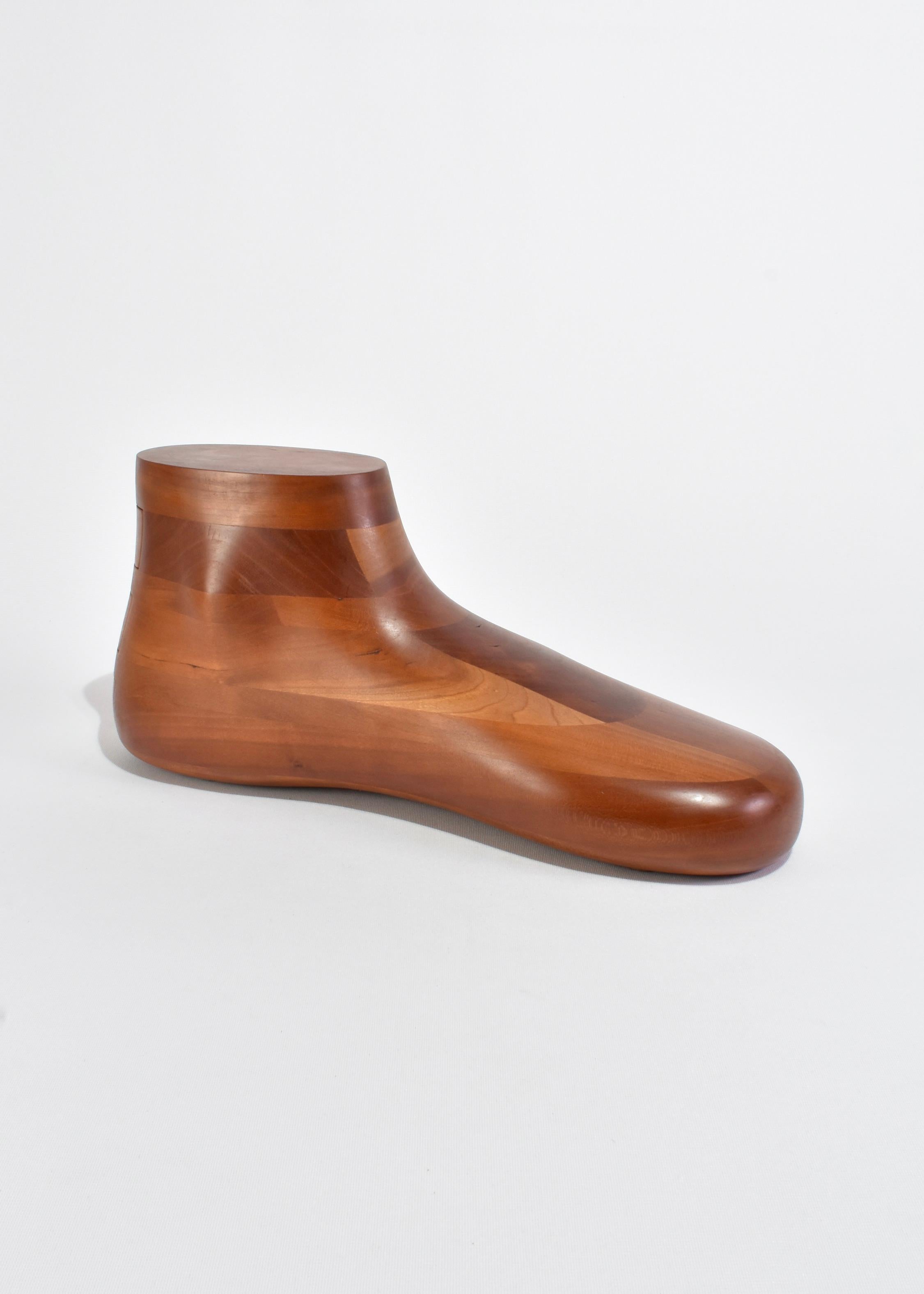 Seltene, handgefertigte Schmuckschatulle aus Holz in Form eines Fußes mit drei geheimen Schiebeschubladen zur Aufbewahrung von Schmuck. Signiert auf der Basis, Gene Sherer 1987 #39.